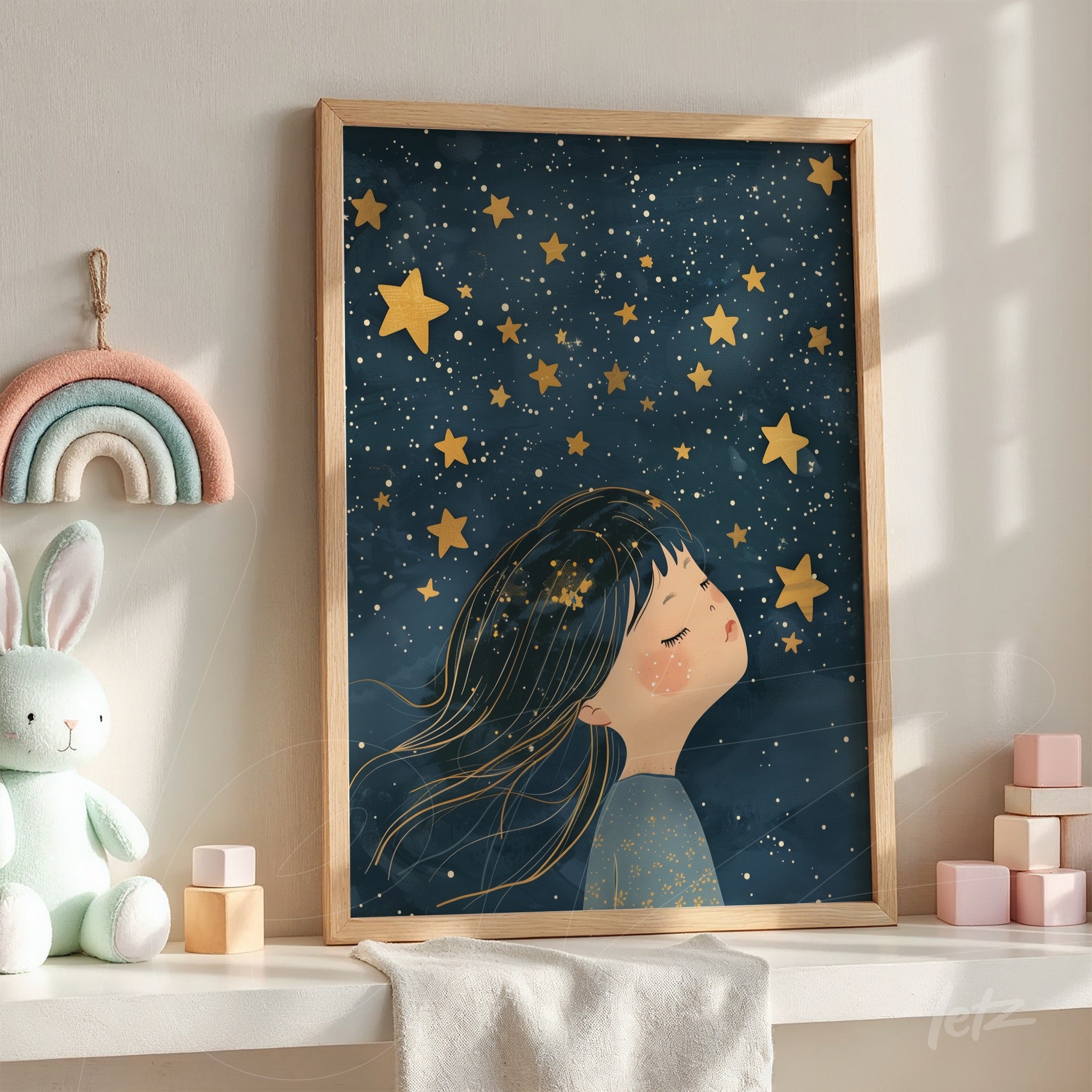 quadro com ilustração de menina sonhando sob um céu estrelado, moldura de madeira clara e fundo azul profundo