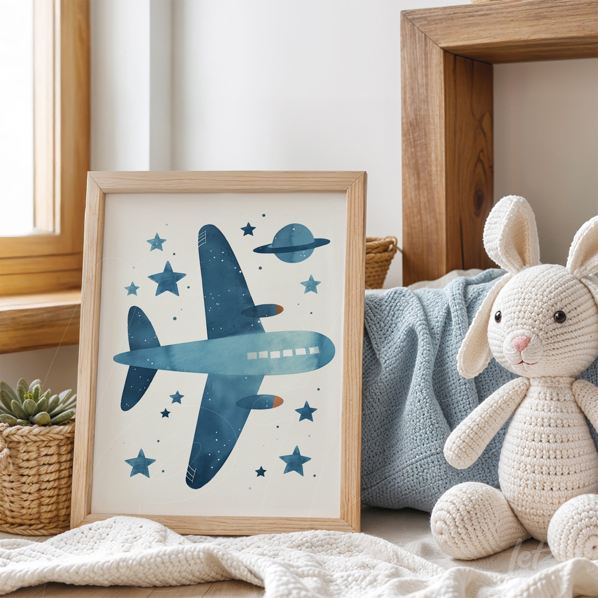 quadro com ilustração de avião azul e estrela em fundo claro, com moldura de madeira clara