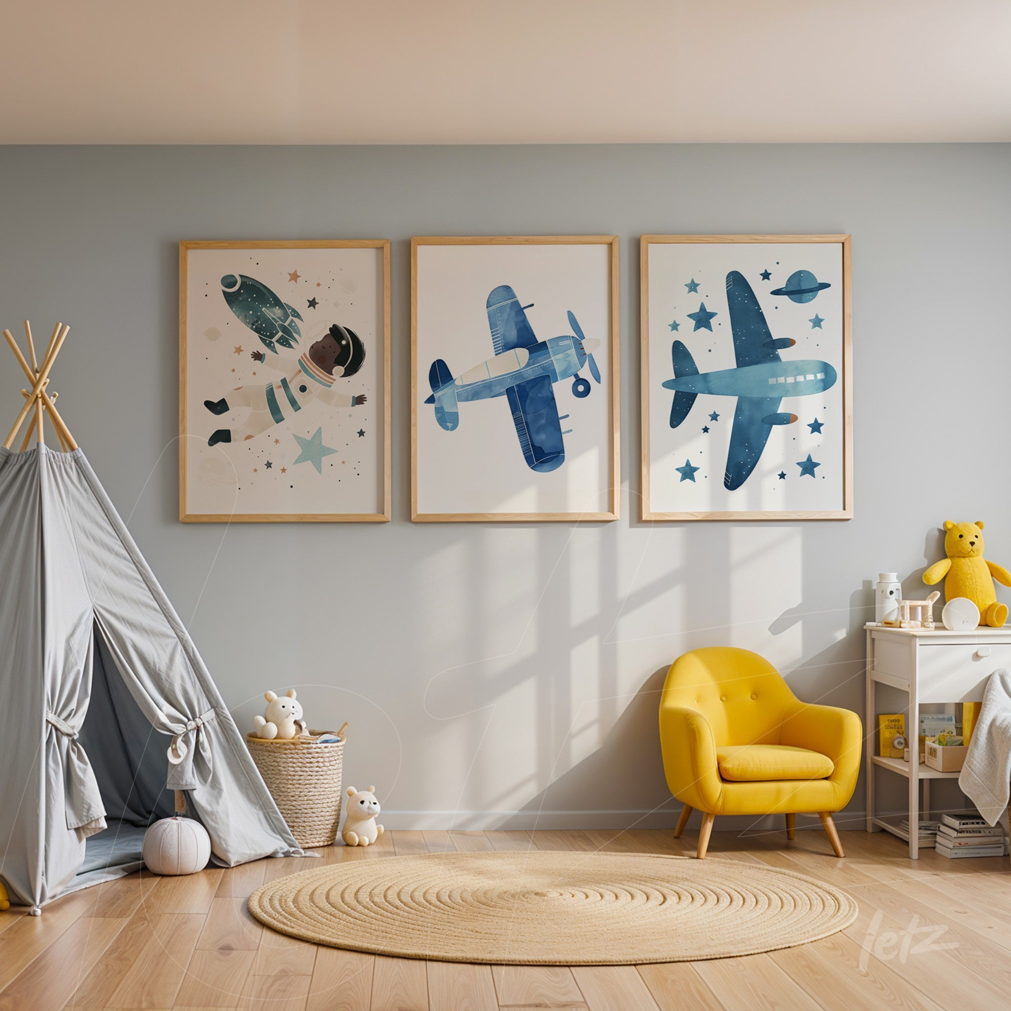 composição de três quadros emoldurados com ilustrações de astronauta, avião azul e nave espacial em fundo claro com estrelas