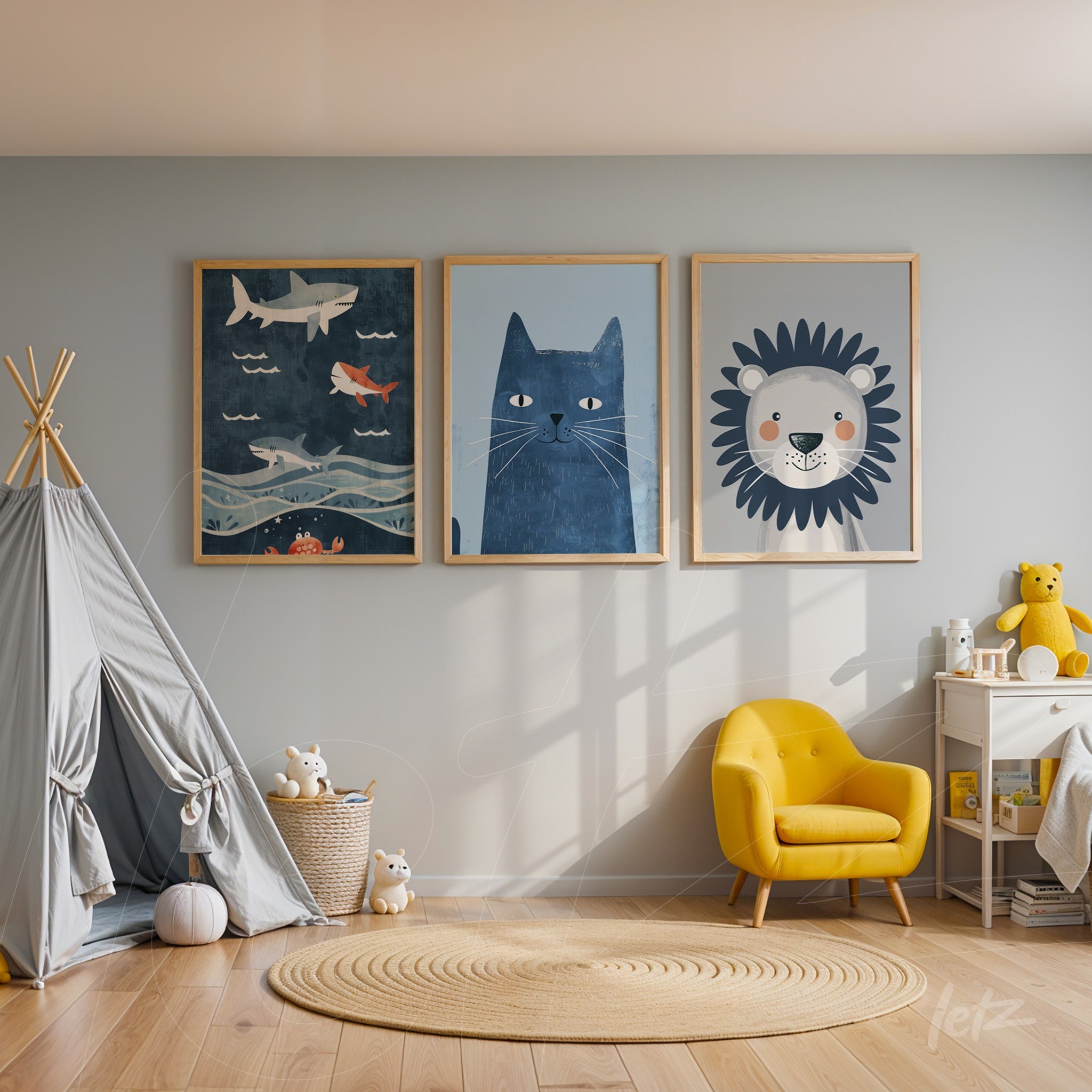 composição de três quadros decorativos com ilustrações de um gato azul, um leão simpático e peixes nadando em um fundo azul, em molduras de madeira clara, expostos em uma parede cinza clara
