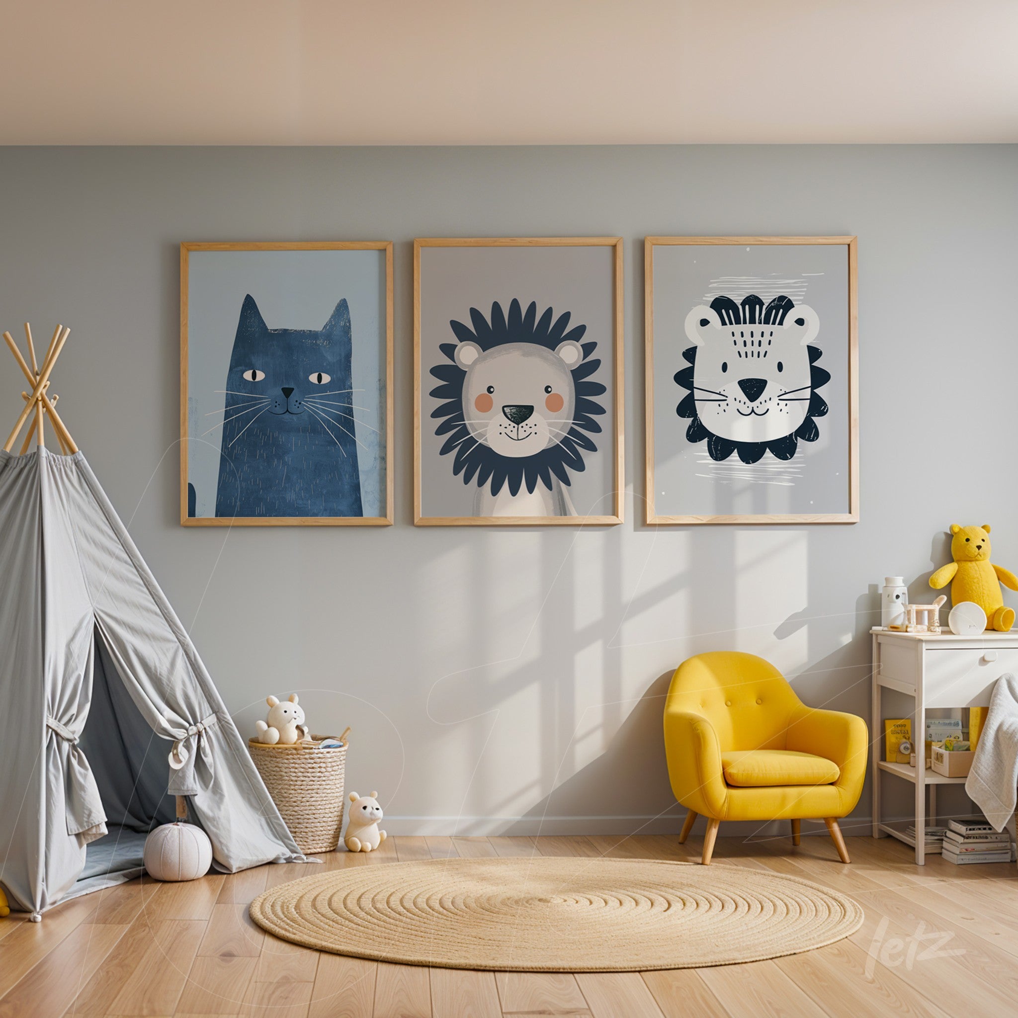 coleção de quadros com ilustrações de animais em moldura madeira clara, incluindo um gato azul, um leão estilizado e uma leoa com rostos amigáveis, exibidos em uma sala infantil com cantinho de jogos