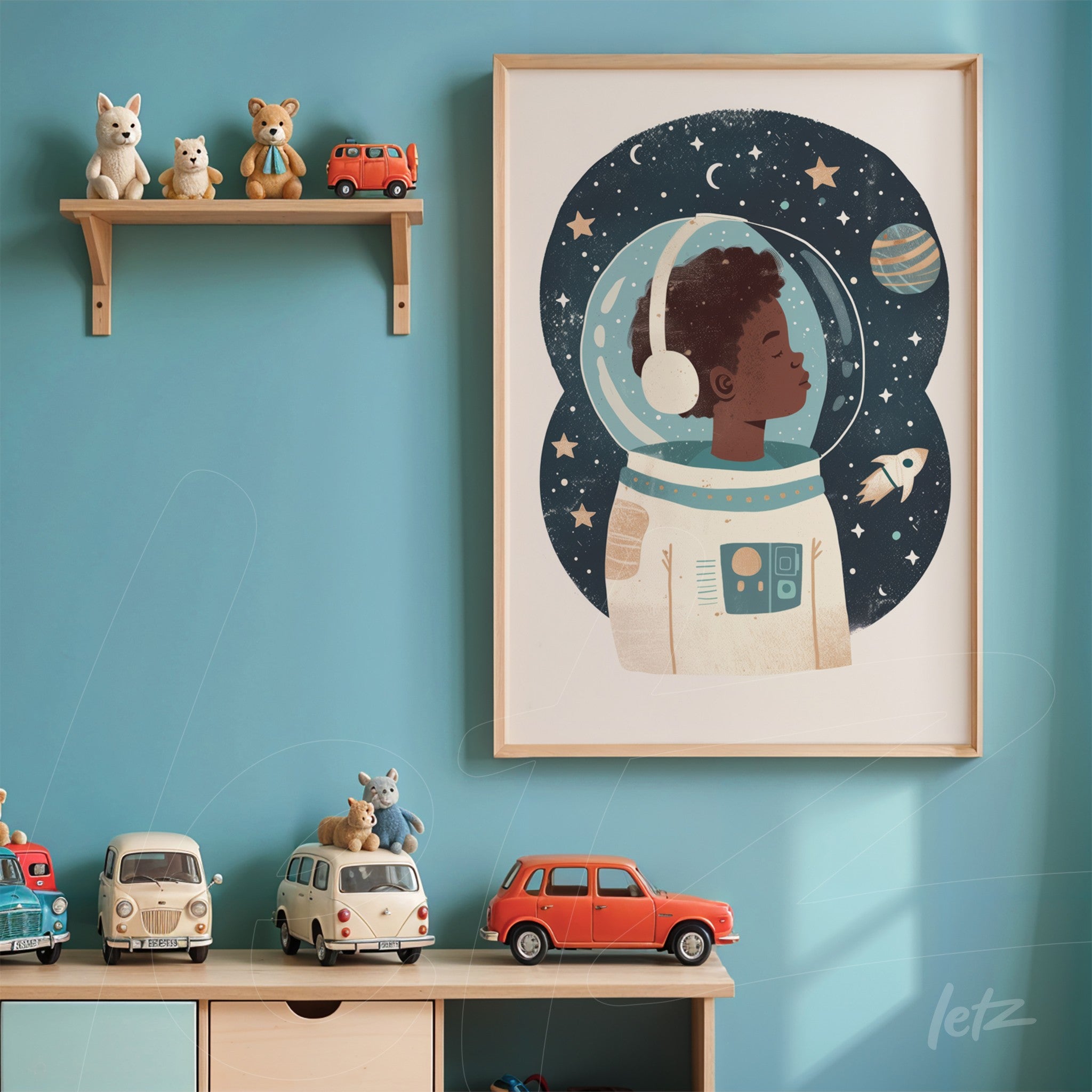 quadro com arte infantil de um garoto negro astronauta em um fundo espacial estrelado, moldura de madeira clara, exibido sobre uma parede azul com prateleira e brinquedos