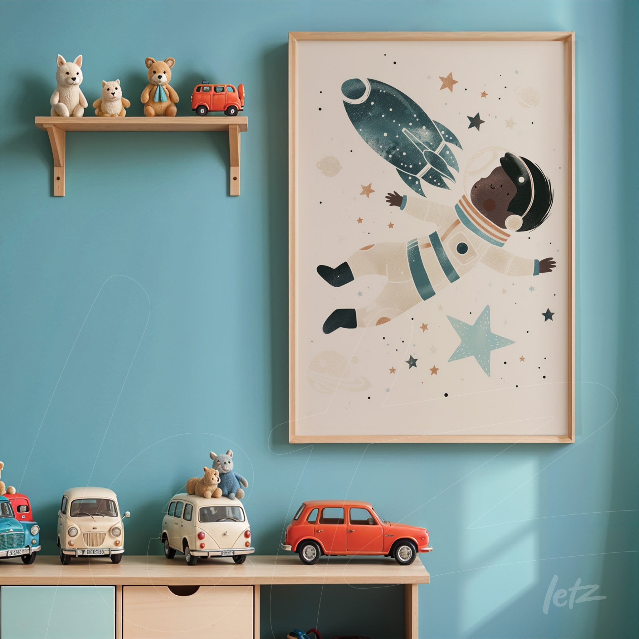 quadro com arte infantil de astronauta flutuando no espaço em moldura clara sobre parede azul