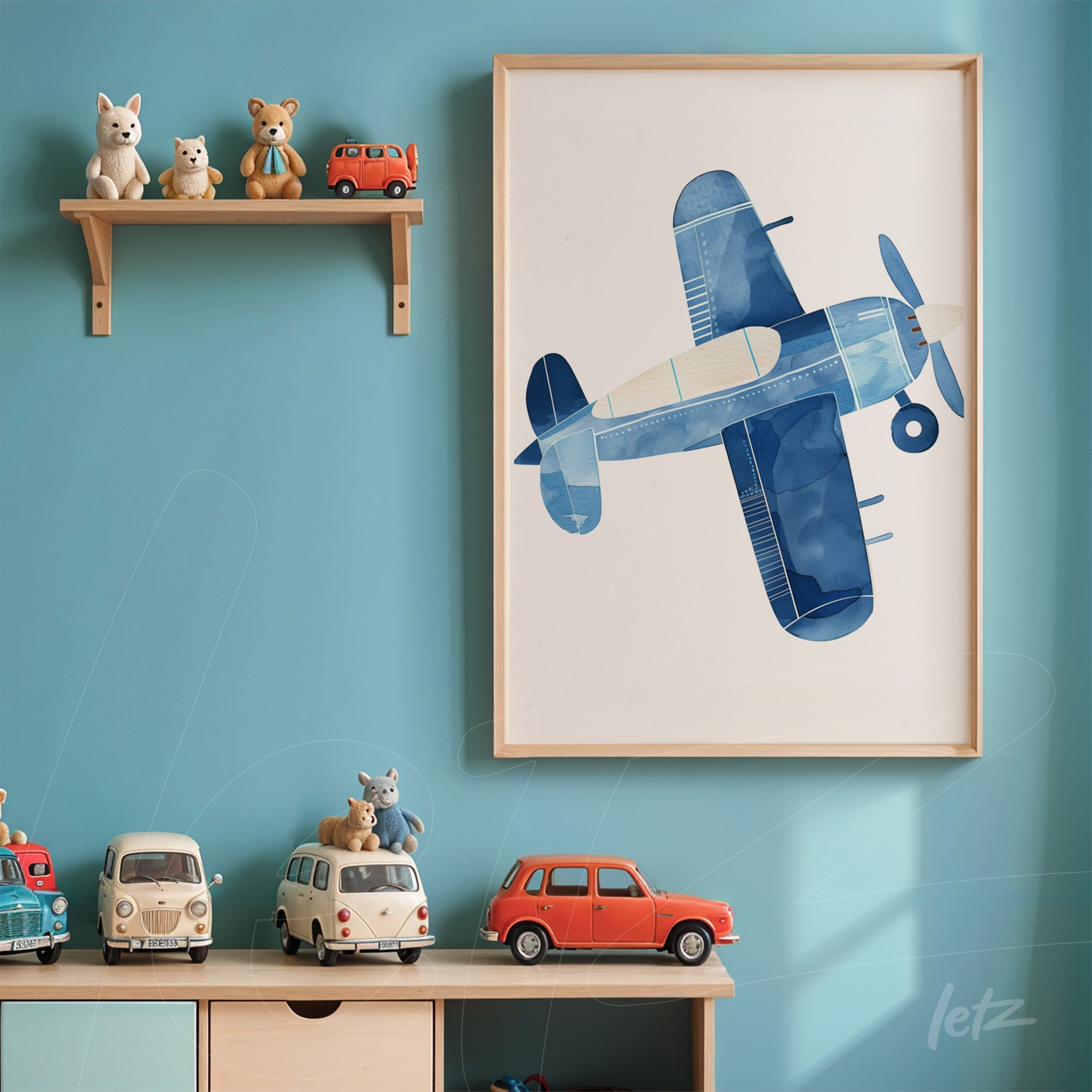 quadro com arte de avião azul em moldura clara sobre parede azul com prateleira contendo brinquedos