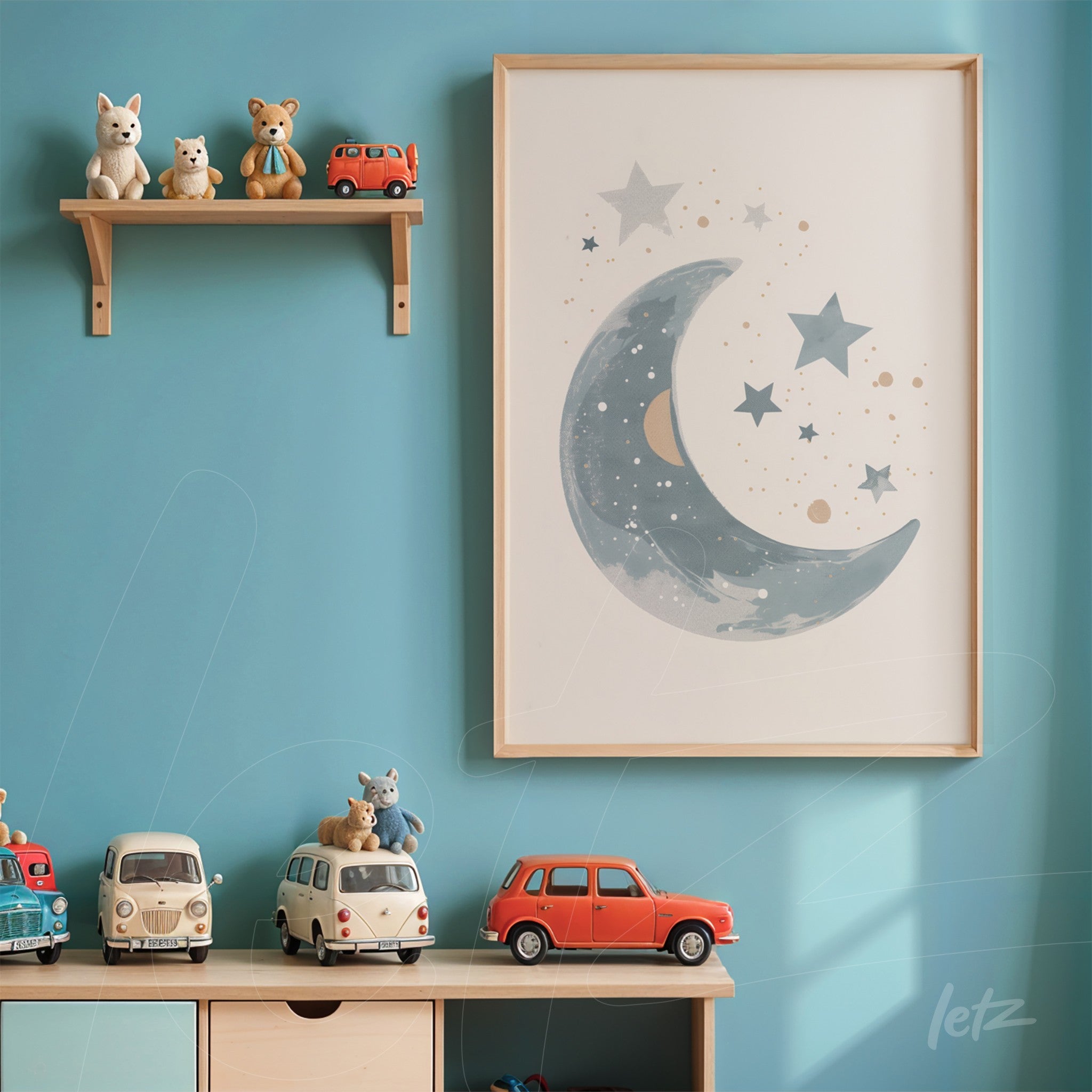 quadro com ilustração de lua e estrelas em moldura clara sobre parede azul, decorado com prateleira de brinquedos e carros em miniatura na mesa