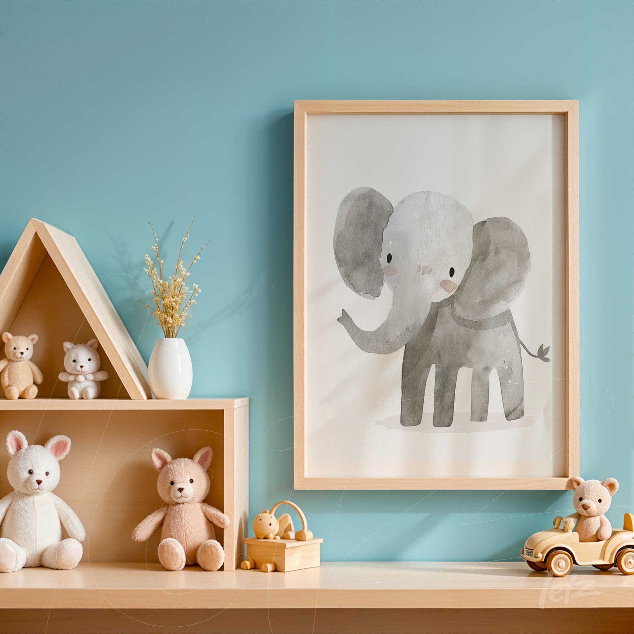 quadro com ilustração de elefante em tons de cinza, em moldura de madeira clara, apoiado em prateleira de madeira com brinquedos