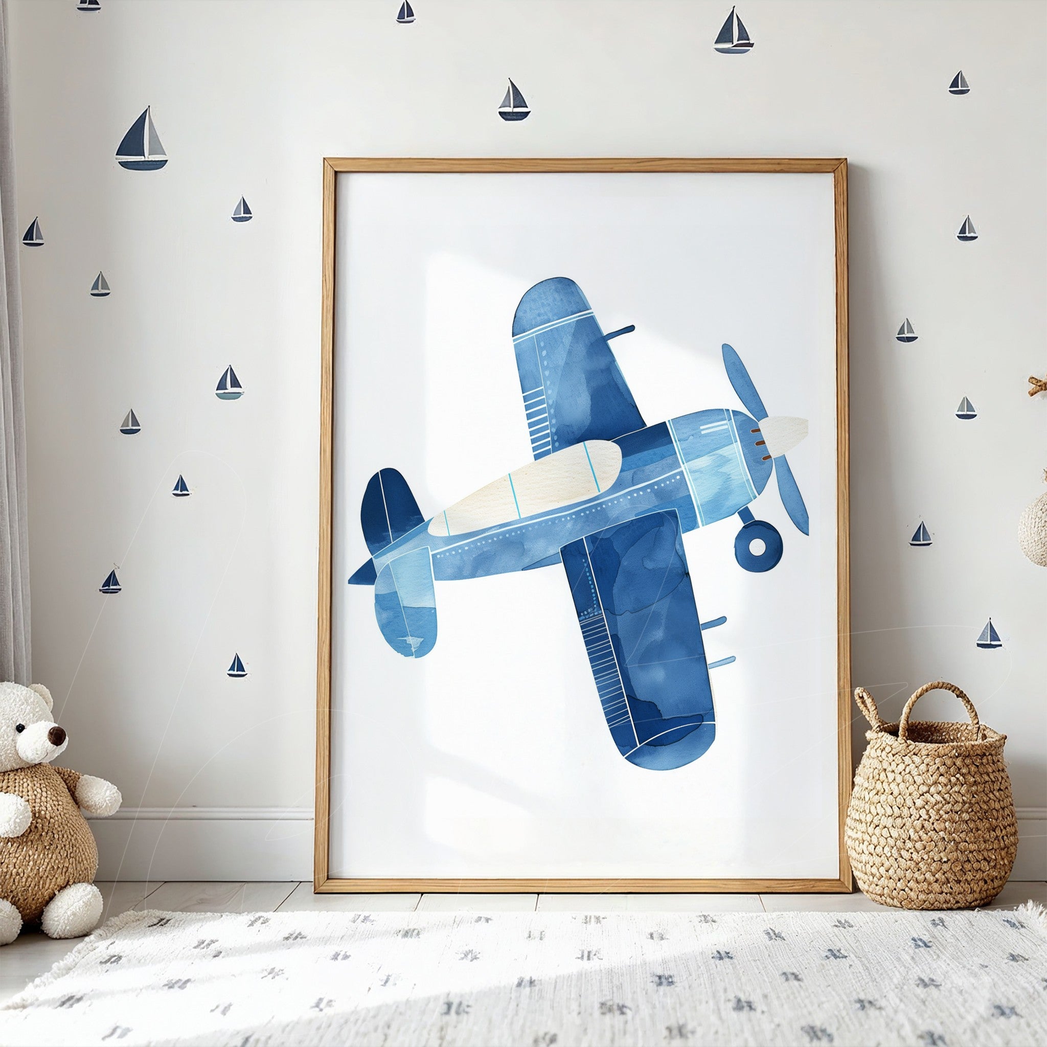 quadro com arte de avião em tons de azul em moldura de madeira clara, exposto em ambiente com paredes decoradas com barcos