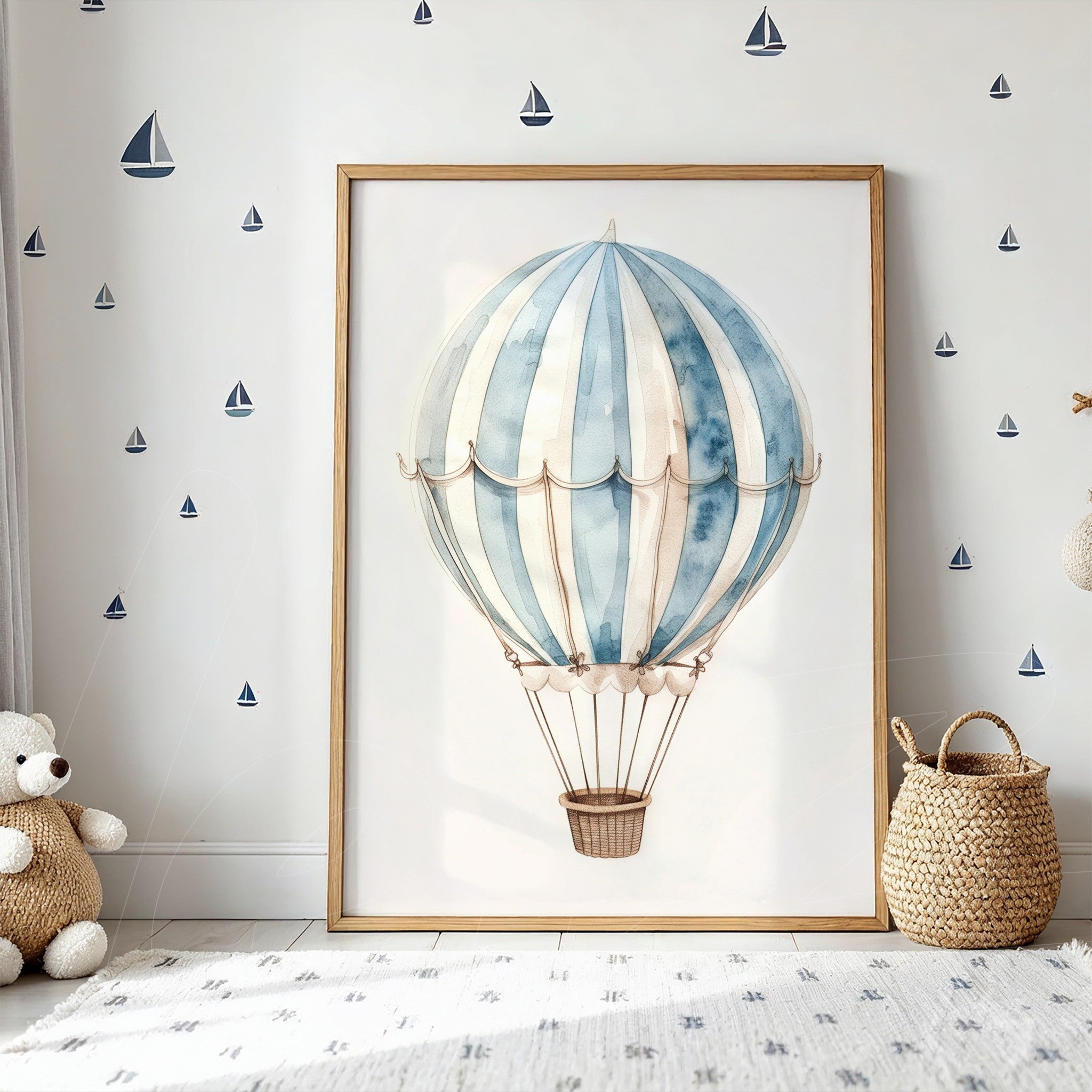 quadro com ilustração de balão de ar quente em tons de azul e creme, moldura de madeira clara, exibido sobre parede branca com adesivos de barcos