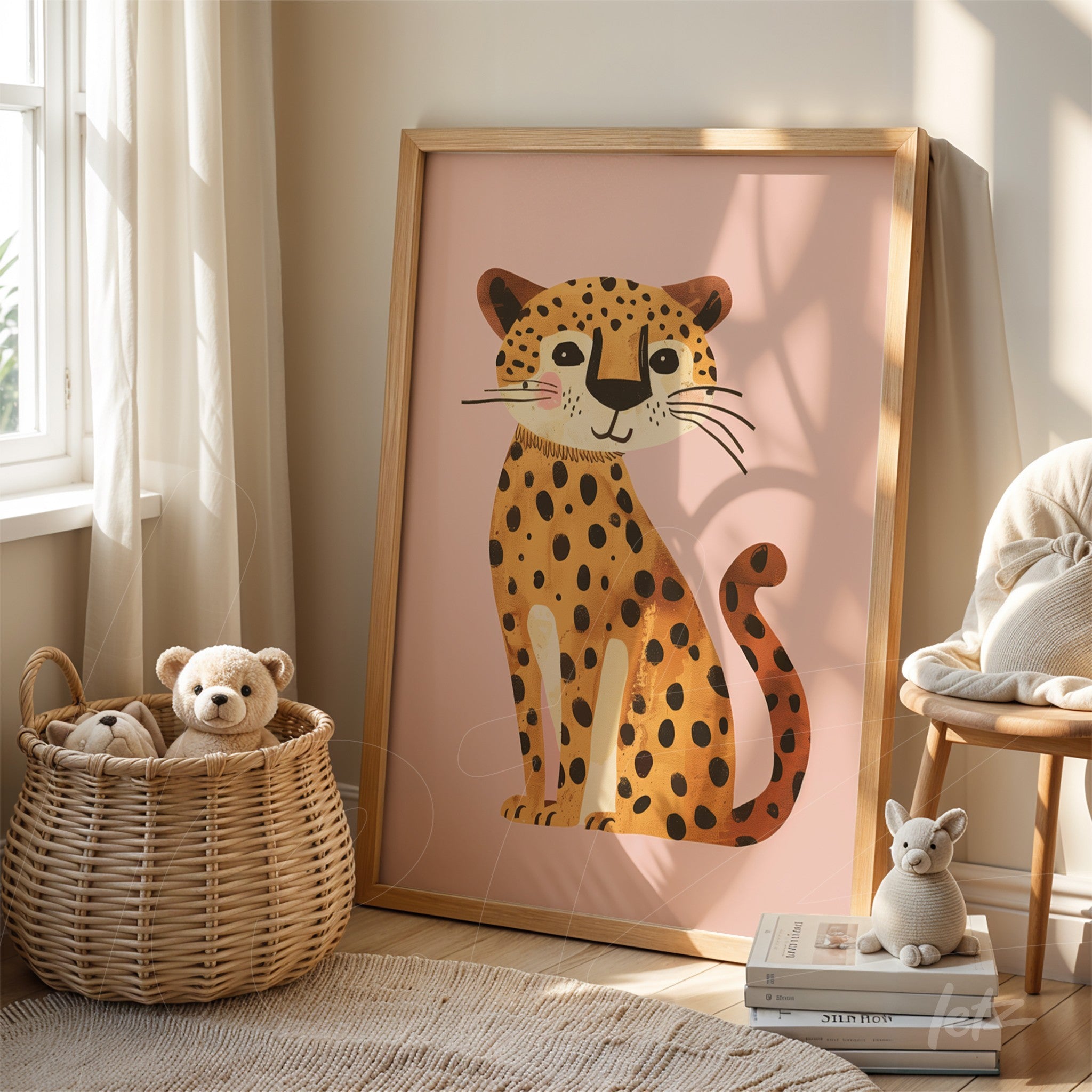 quadro com ilustração de um gato doméstico com manchas sobre fundo rosa, em moldura de madeira clara