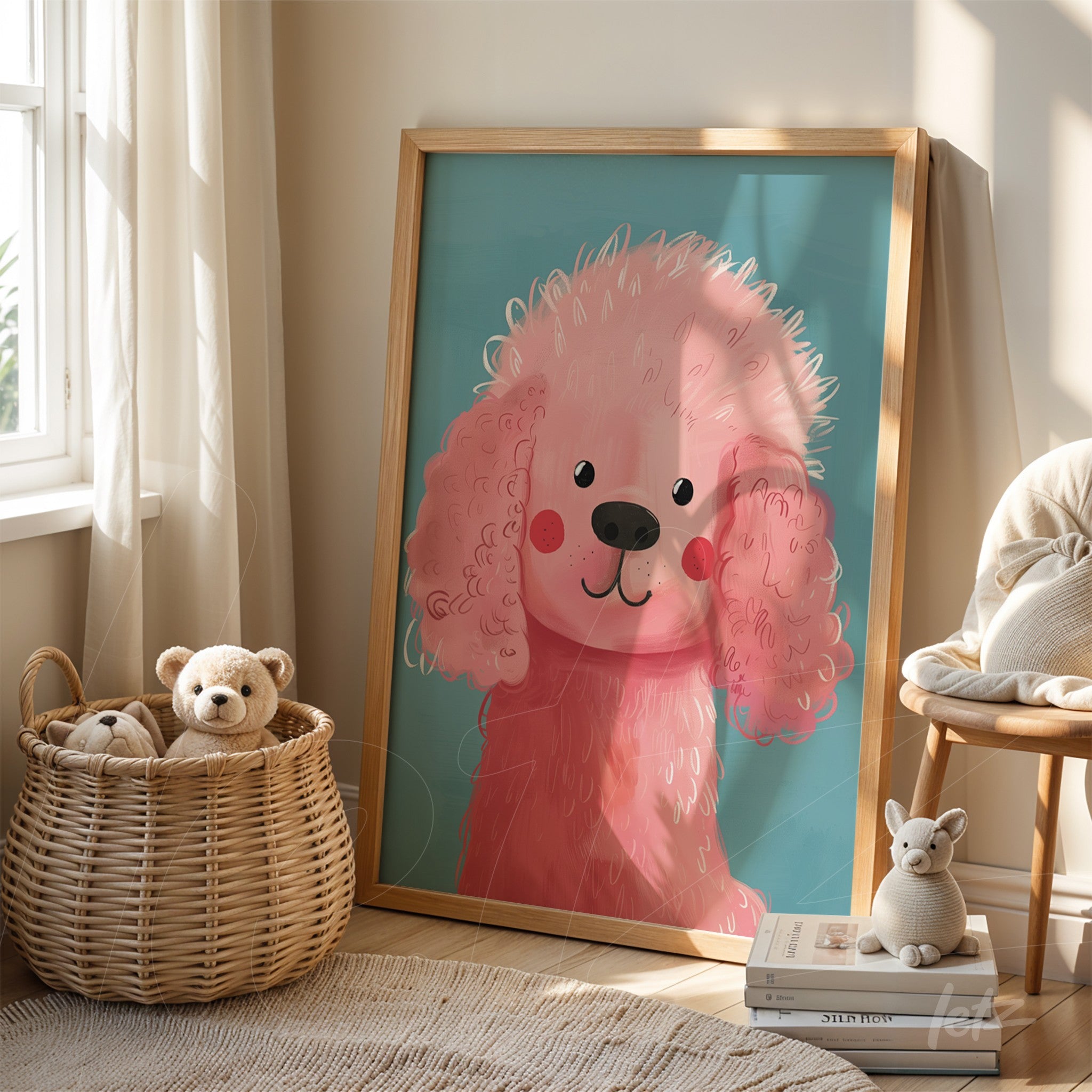 quadro decorativo de um poodle rosa em moldura de madeira clara, apoiado ao lado de uma cesta de brinquedos