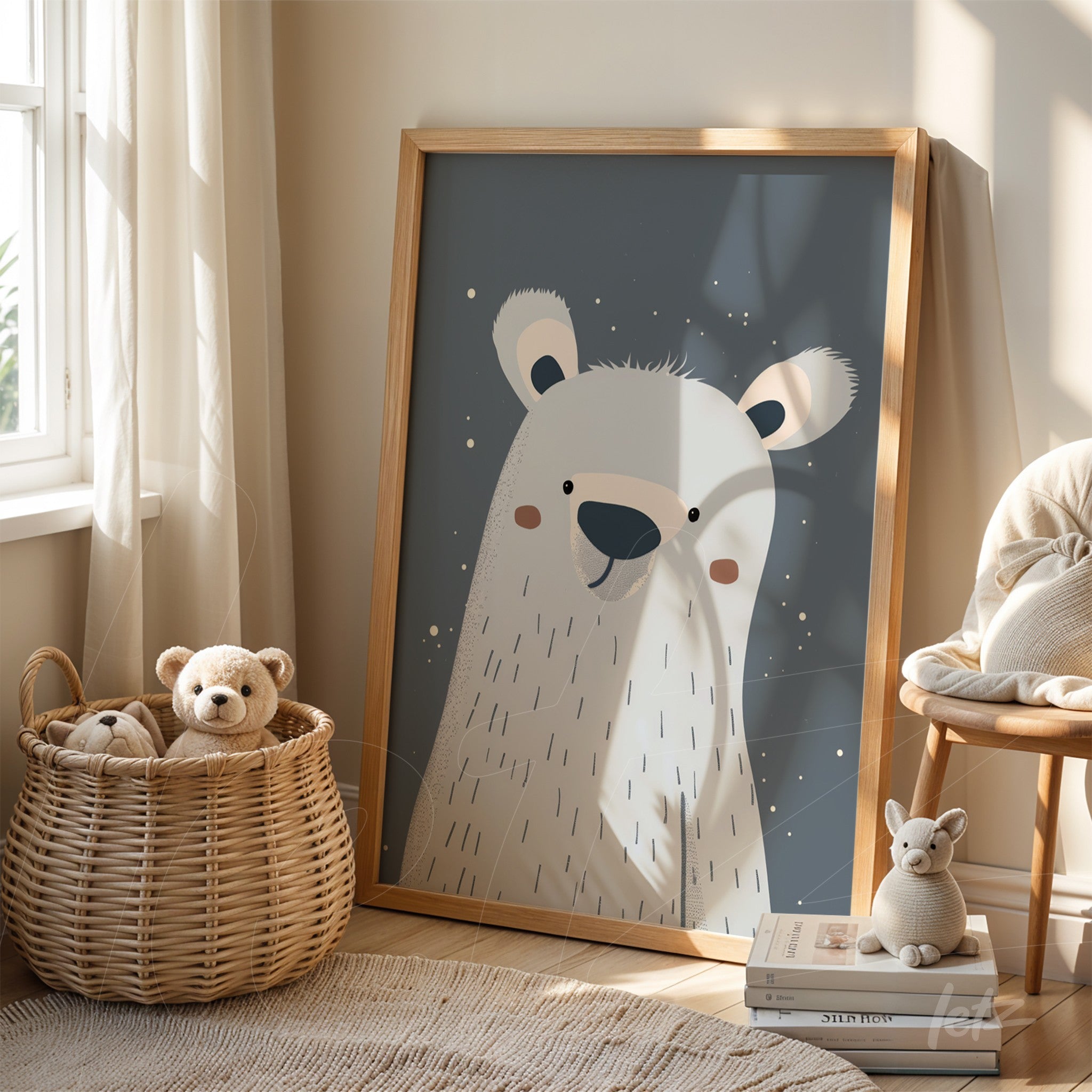 quadro decorativo de urso polar infantil em moldura de madeira encostado na parede ao lado de cesto com ursinhos de pelúcia