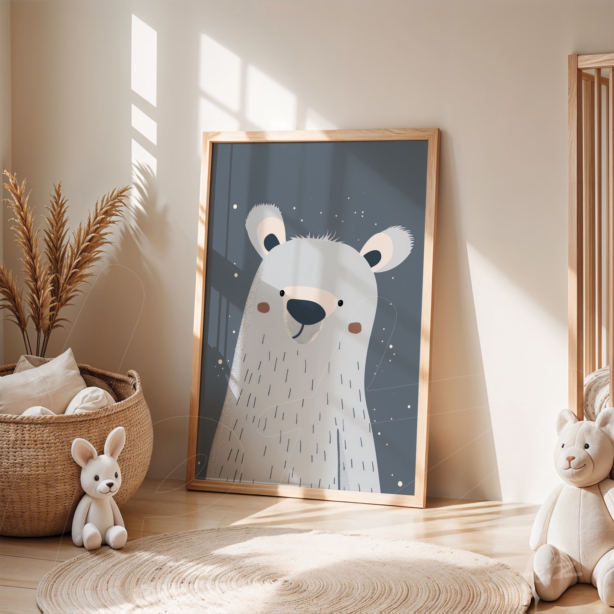quadro infantil com ilustração de urso polar em fundo cinza, emoldurado em madeira clara, exibido em quarto decorado com cesto de vime e brinquedos de pelúcia