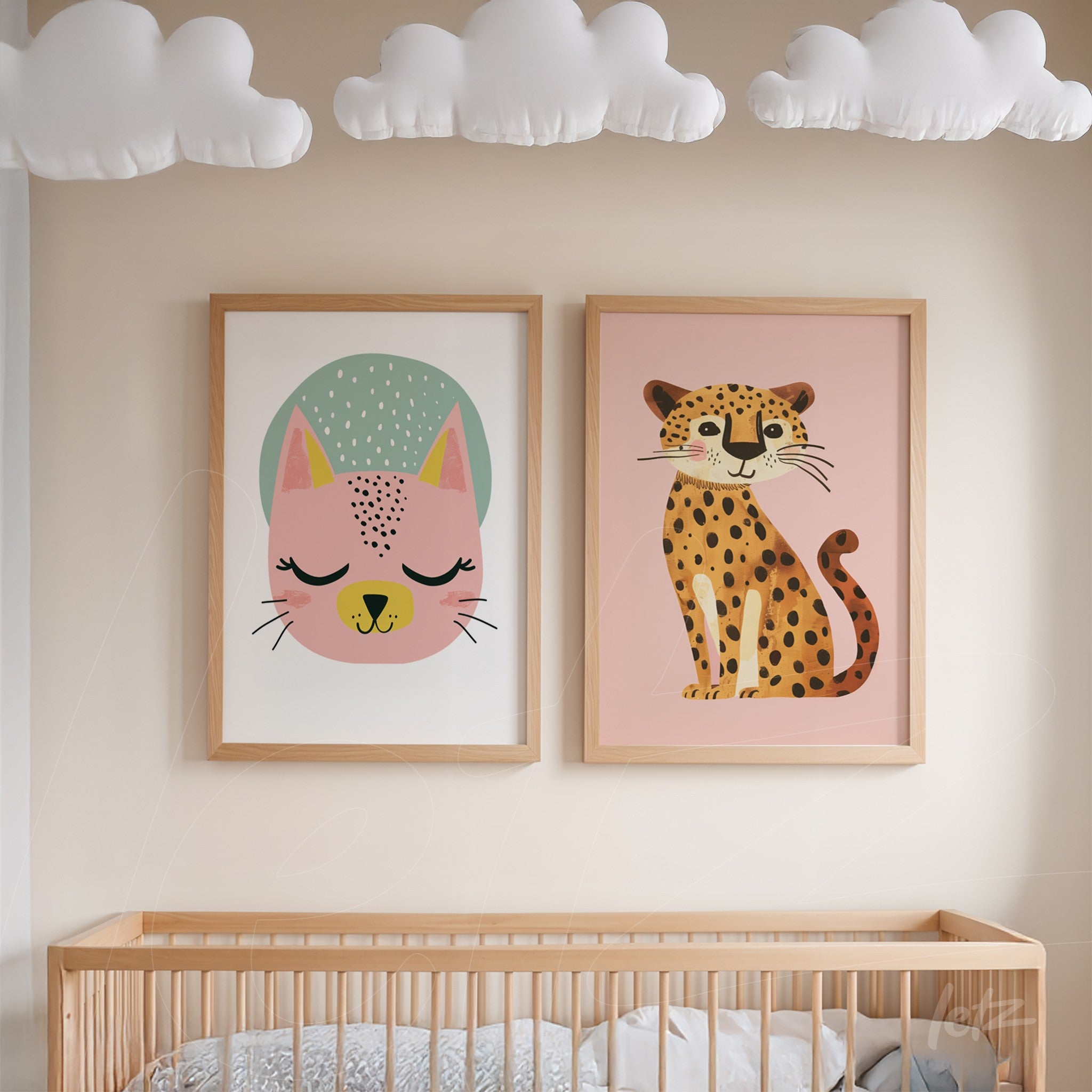 composição de dois quadros decorativos de animais coloridos em molduras de madeira clara, com ilustrações de um gato rosa e um leopardinho sobre fundo claro