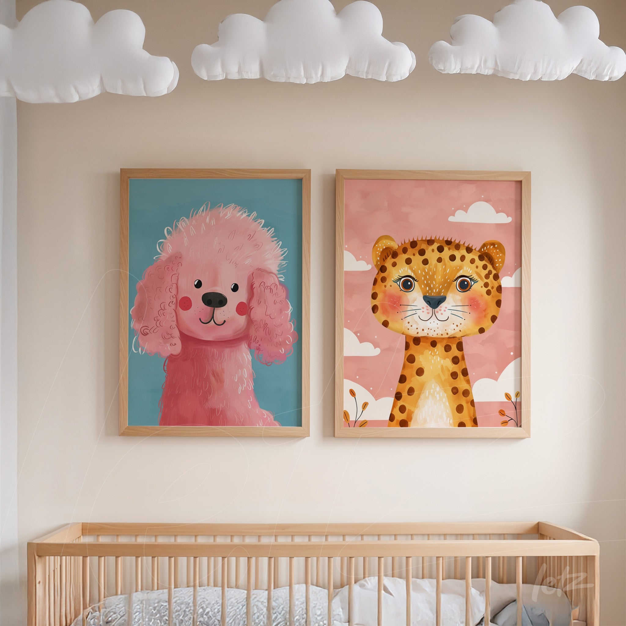 composição de dois quadros infantis com ilustrações de um cachorro rosa e um leãozinho de manchas em molduras de madeira clara, exibidos sobre um berço em ambiente de quarto infantil