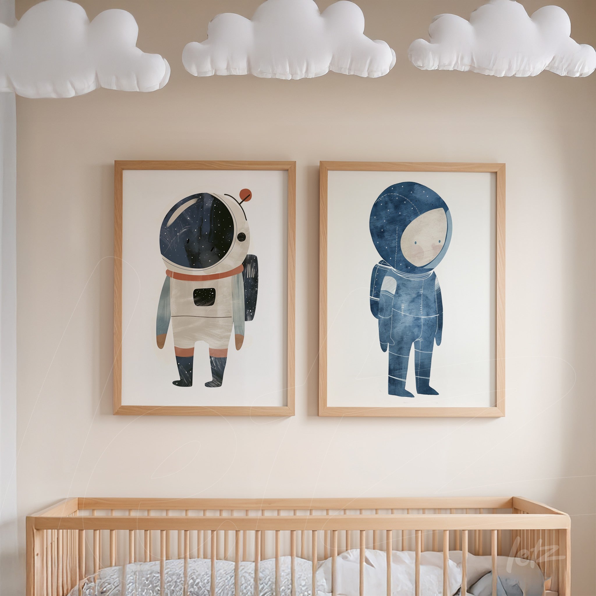 composição com dois quadros de astronautas em moldura de madeira clara, exibidos em quarto de bebê com nuvens decorativas no teto