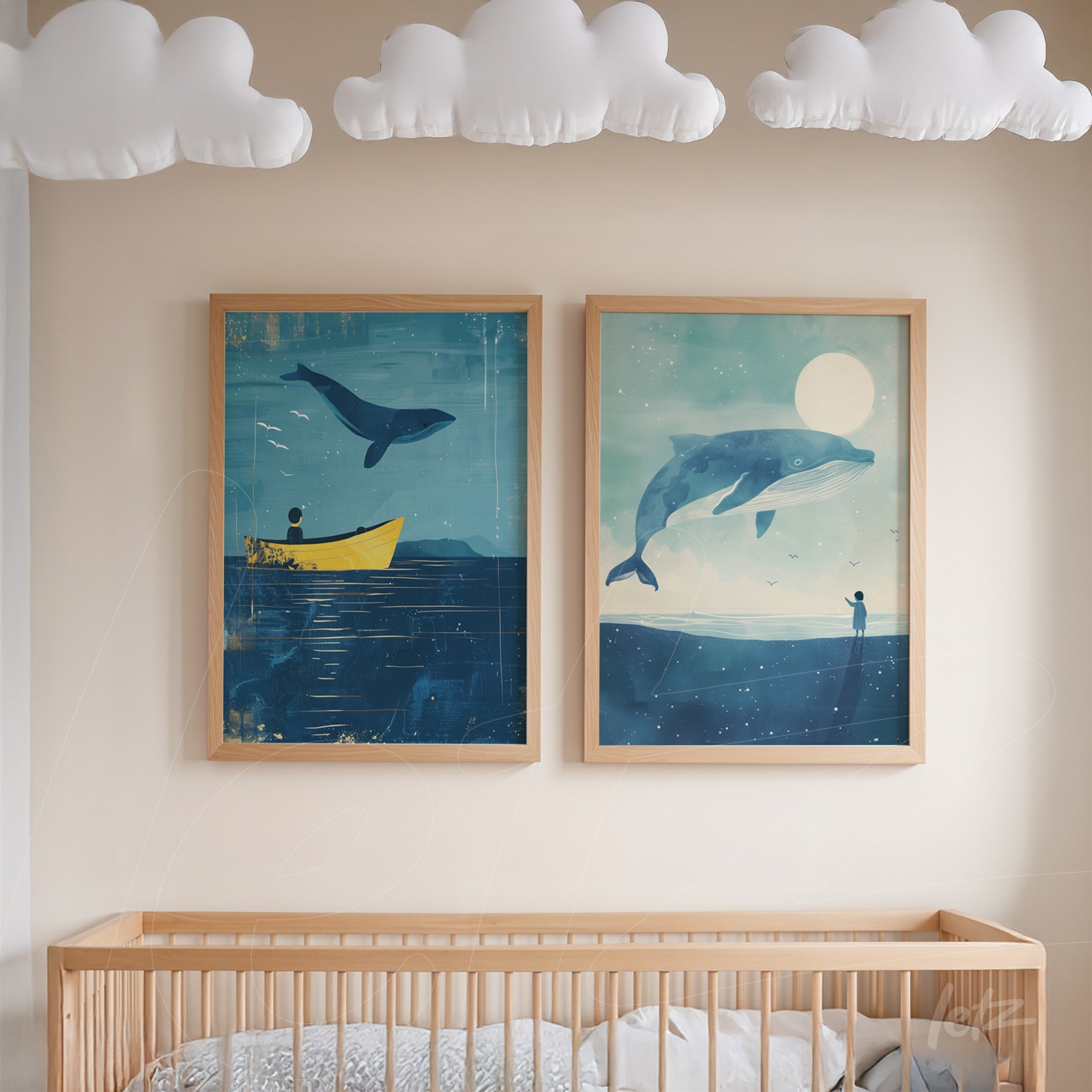 quadro com ilustrações de baleias em um fundo azul marinho e moldura de madeira clara exibido sobre um berço em quarto infantil