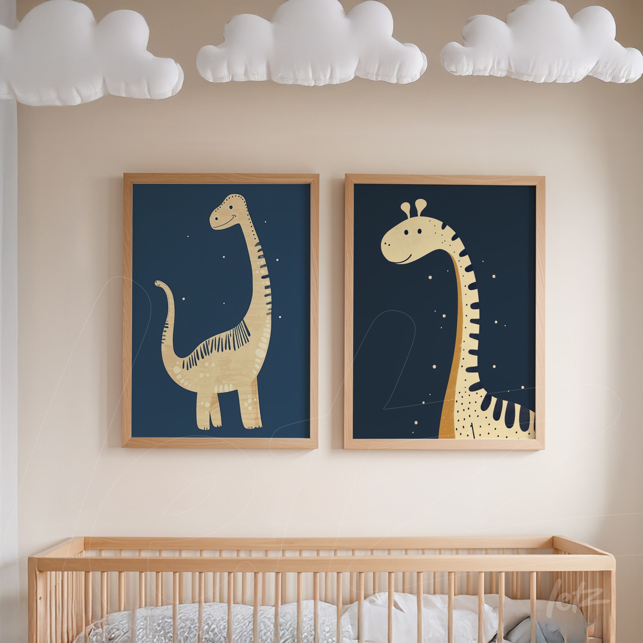série de quadros decorativos com dinossauros em fundo azul escuro e moldura de madeira clara