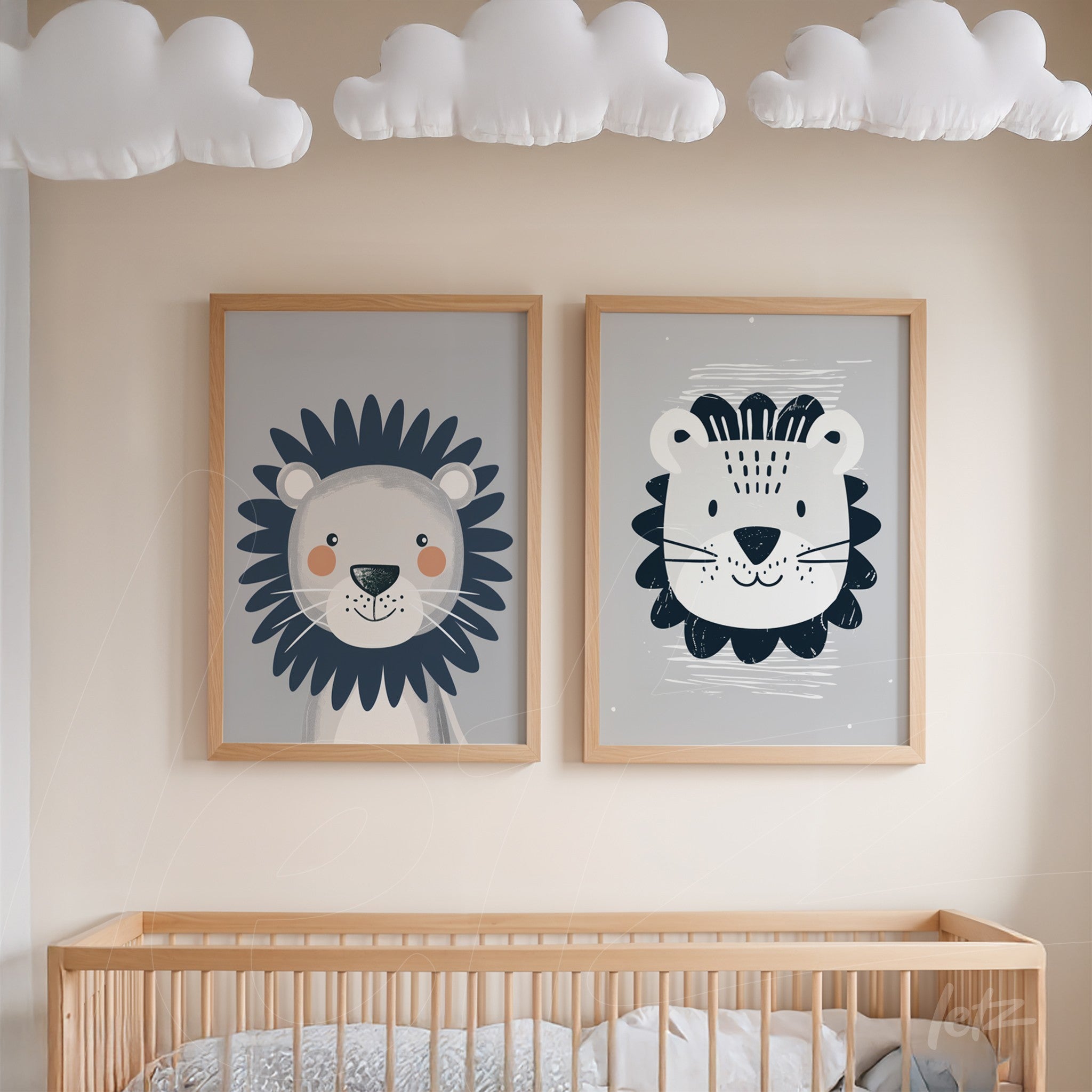 composição de quadros com ilustrações de leões em molduras de madeira clara sobre parede neutra