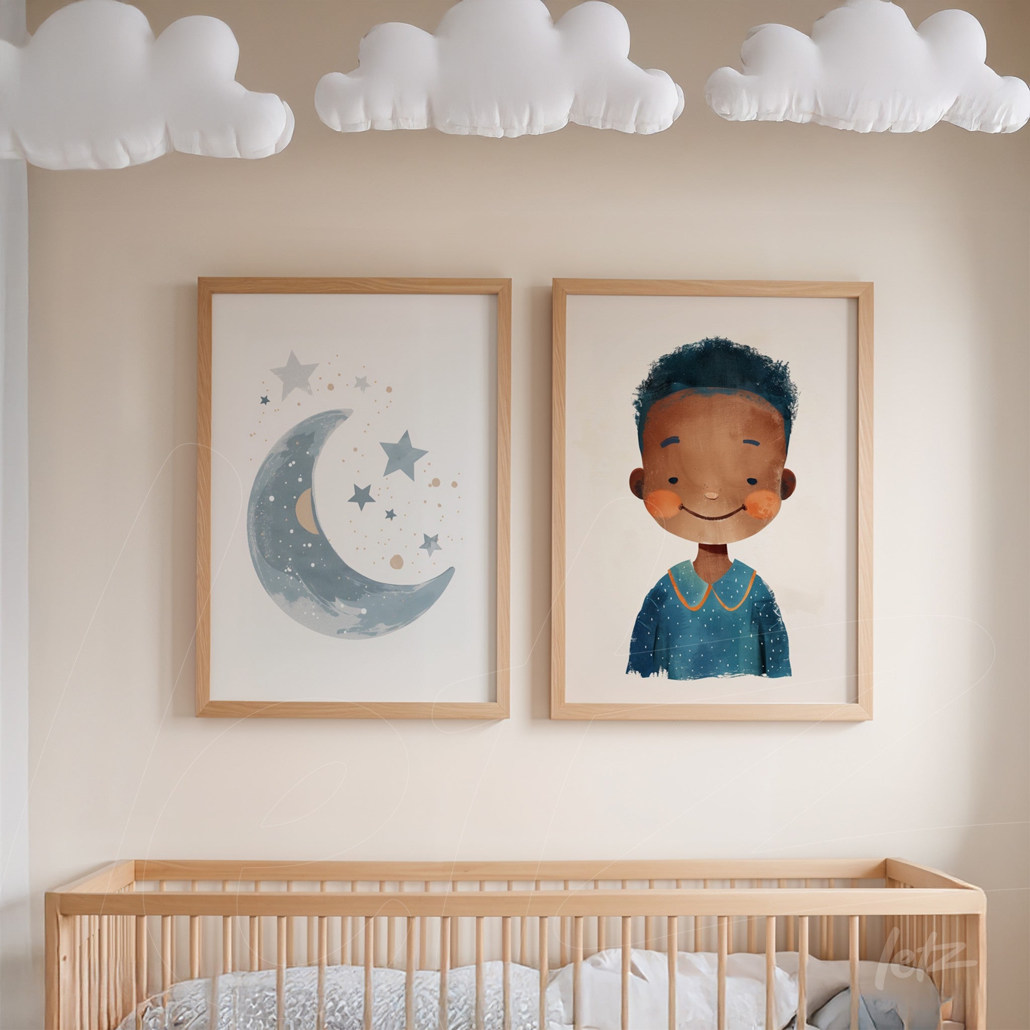 composição de quadros decorativos em moldura de madeira clara, com uma ilustração de uma lua e estrelas ao lado de um retrato de um menino sorridente