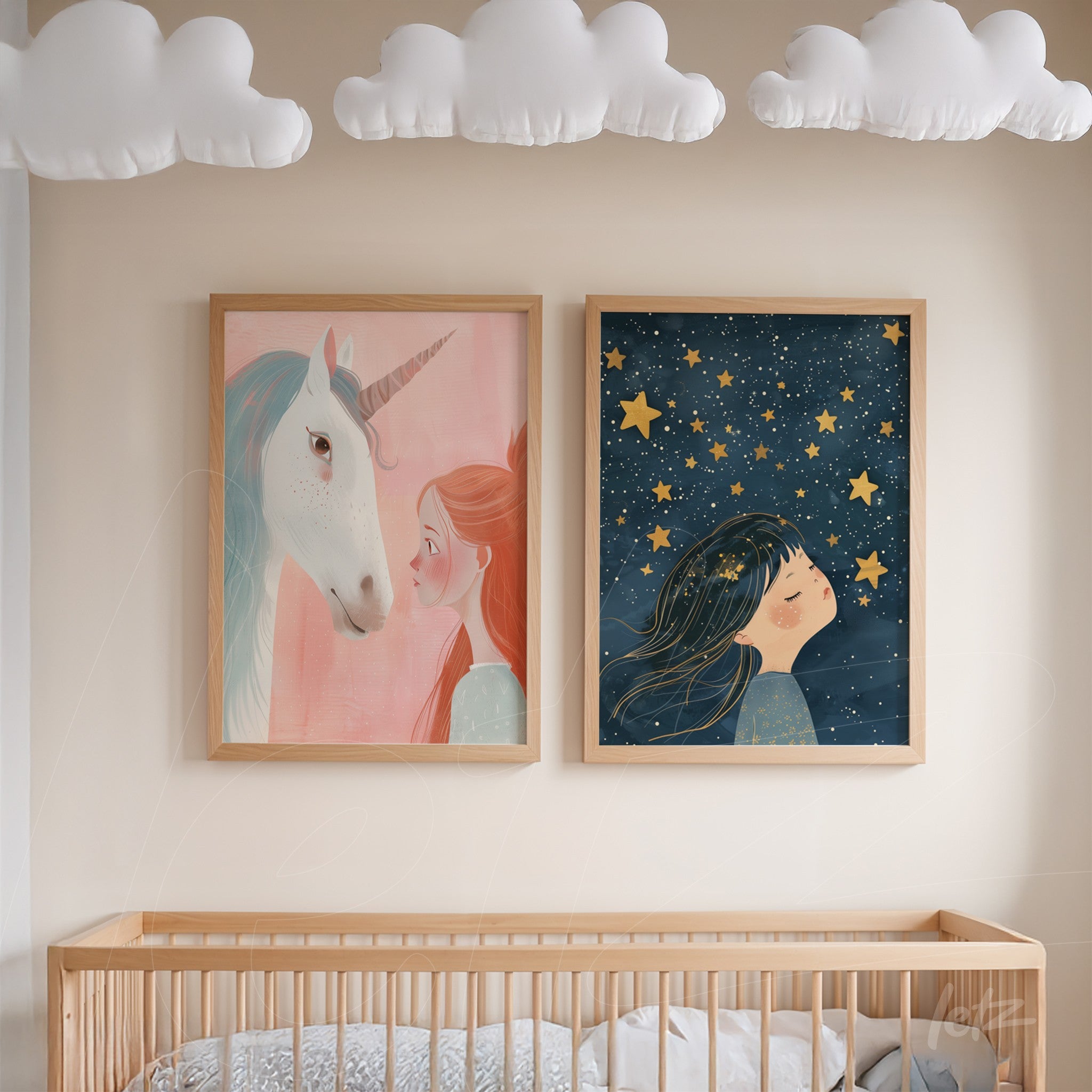 dupla de quadros decorativos com ilustrações infantis, um retratando uma menina e um unicórnio em fundo rosa e o outro mostrando uma garota olhando para estrelas em fundo azul escuro, ambos com moldura de madeira clara