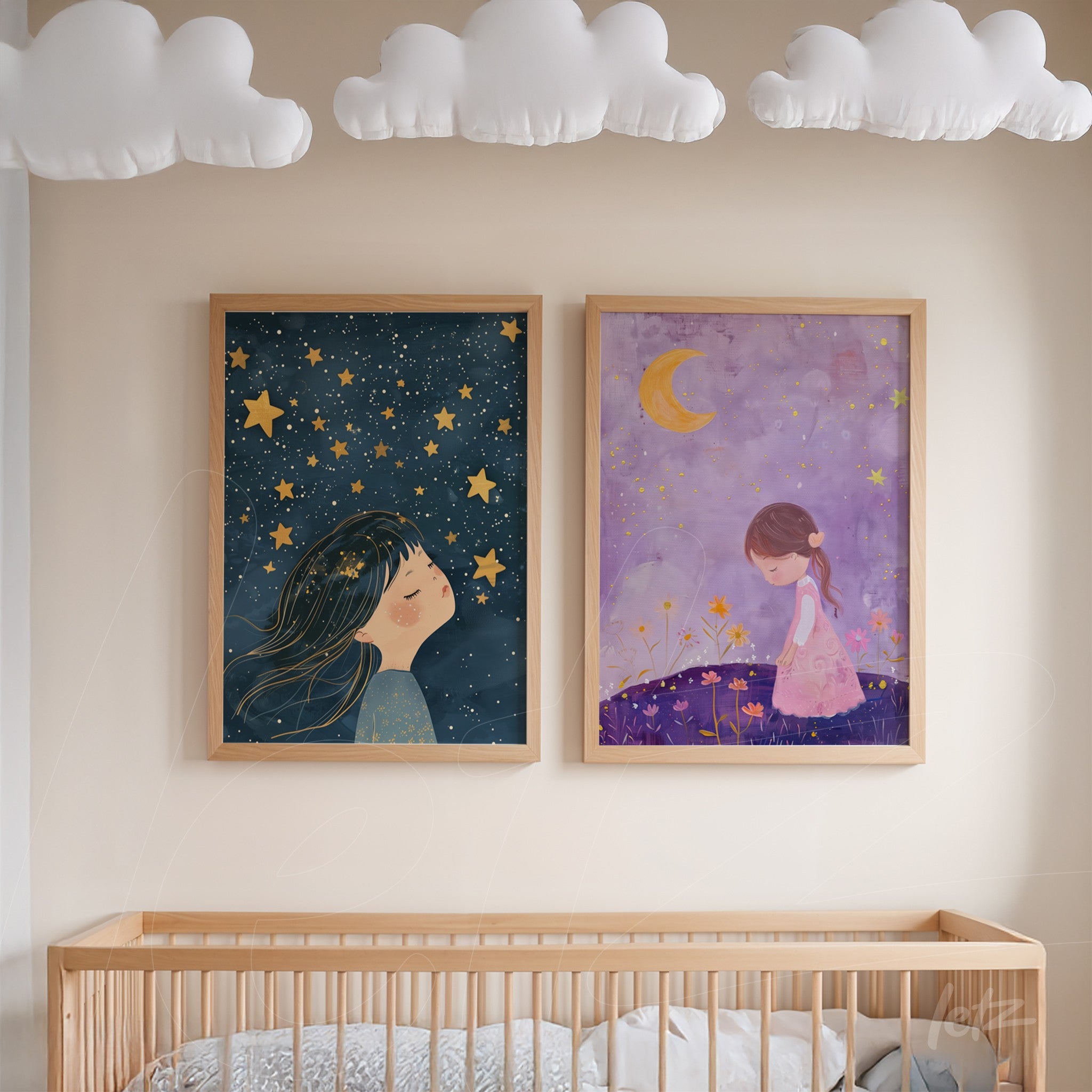 composição com dois quadros decorativos em moldura de madeira clara; arte de menina olhando para o céu estrelado e outra com menina sob lua crescentem em fundo roxo