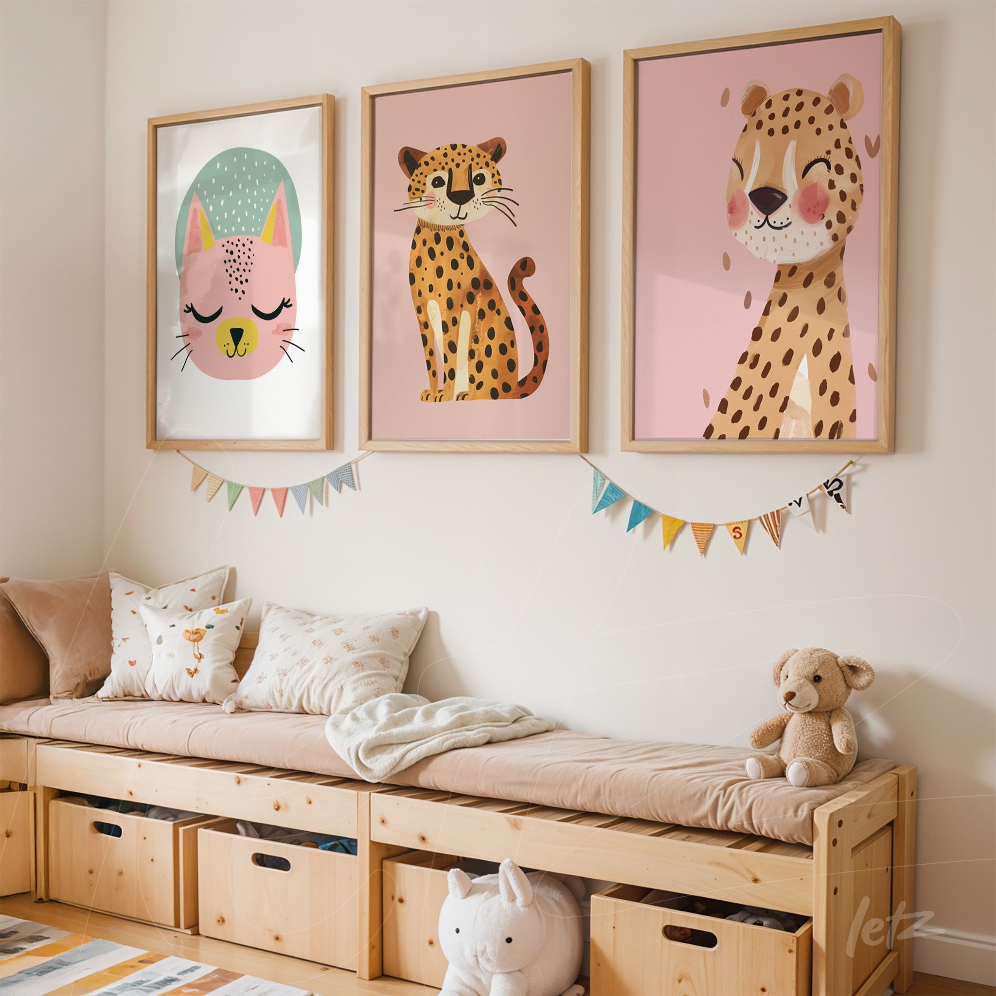 composição de quadros com ilustrações coloridas de um gato, um leopardo e um coelho, molduras de madeira clara sobre parede rosa