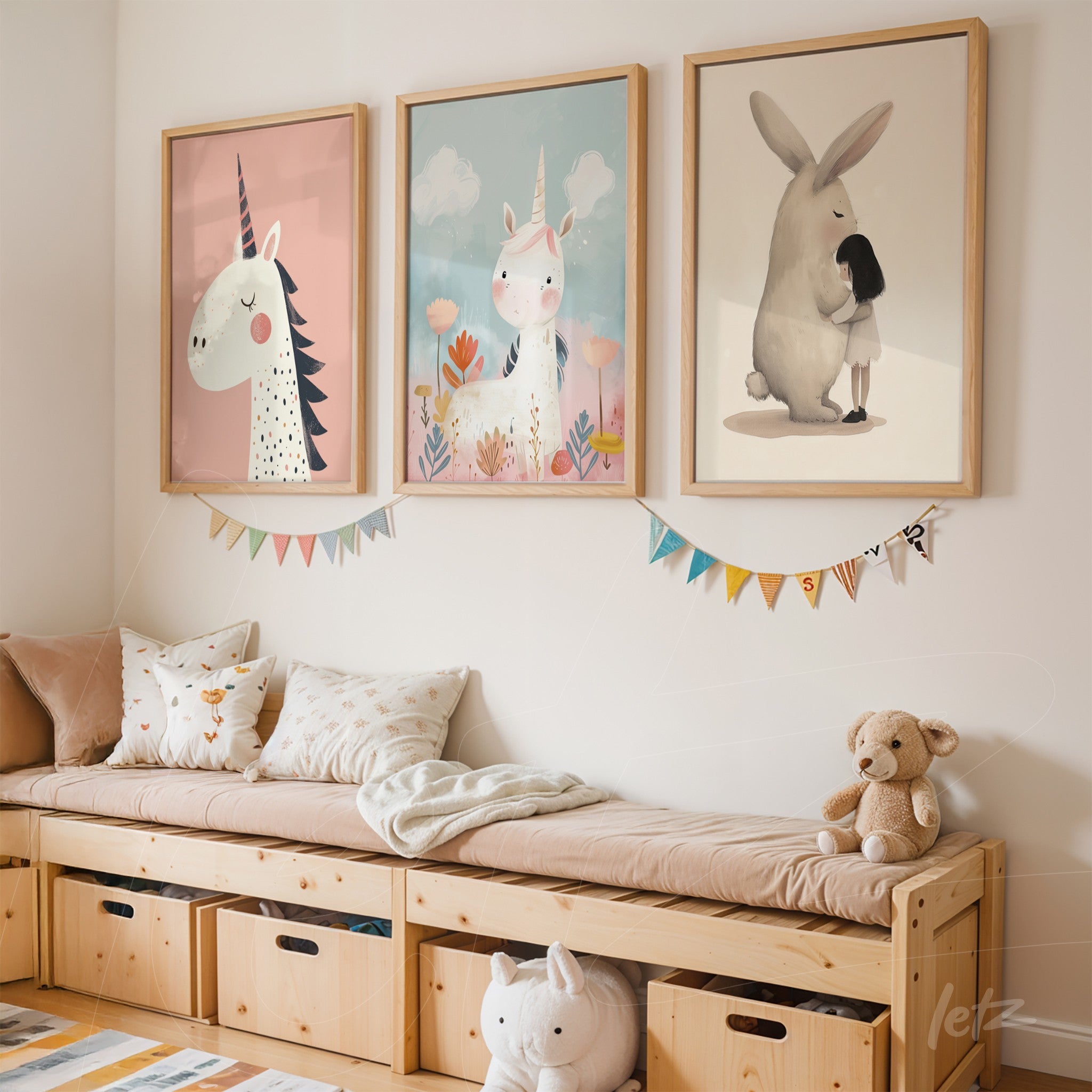 composição de quadros com ilustrações de unicórnios em moldura clara, exibidos em parede de quarto infantil