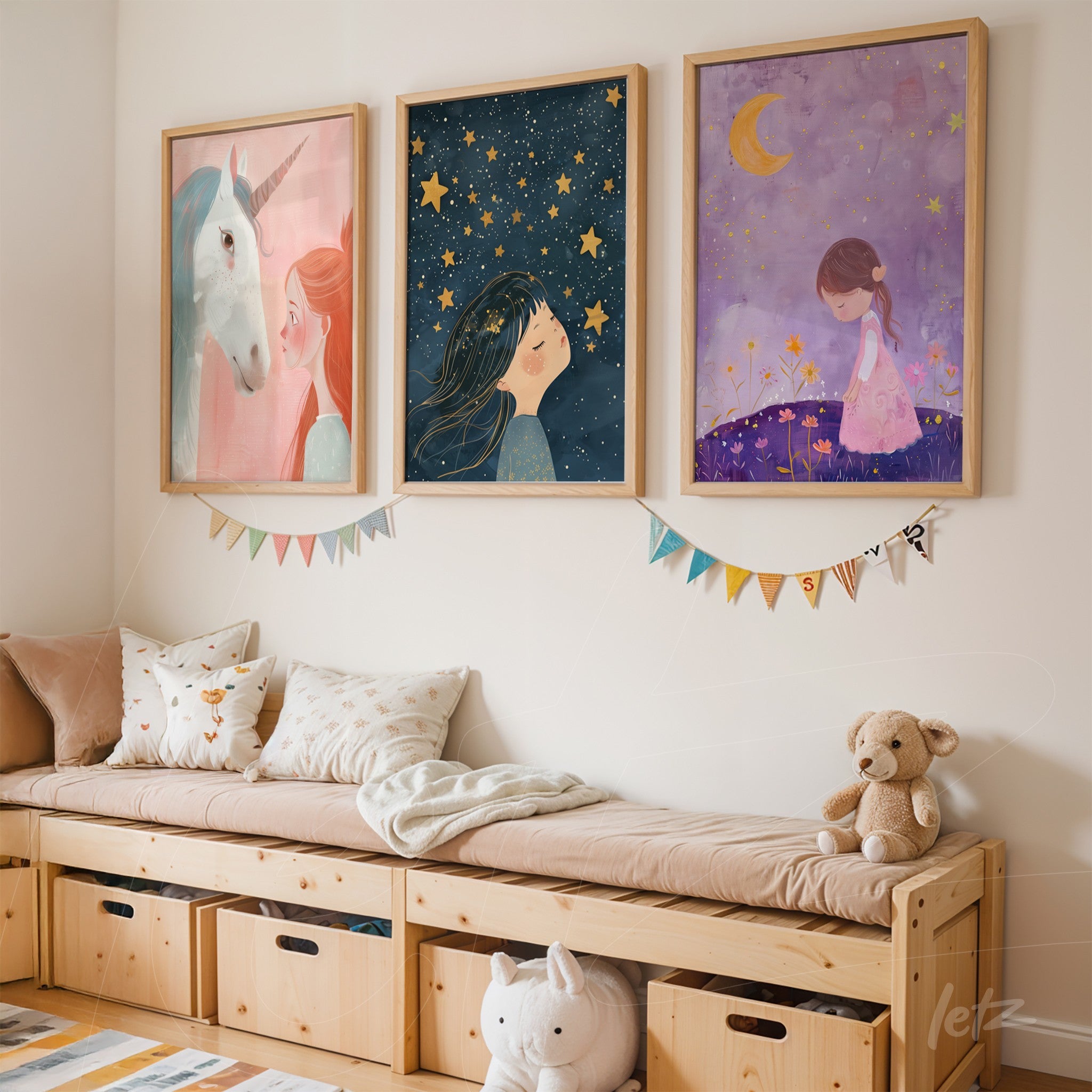 composição de quadros com ilustrações infantis, incluindo um unicórnio, uma menina com estrelas e uma menina ao luar, todos em molduras de madeira clara, expostos sobre uma parede clara ao lado de um banco de madeira