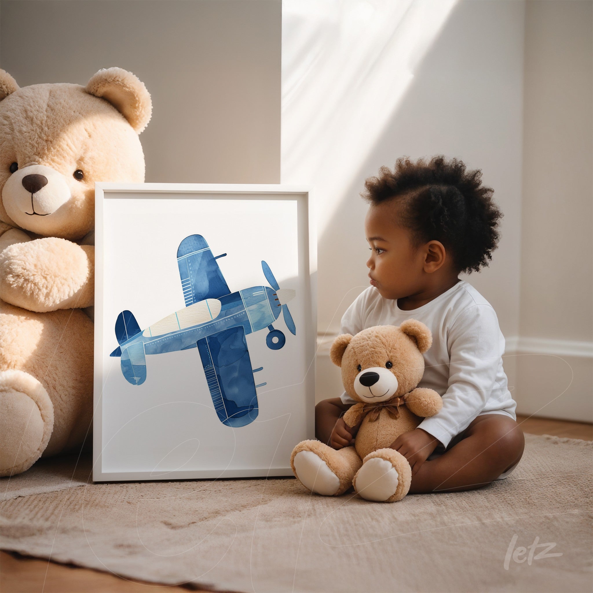 quadro com ilustração de avião em tons de azul em moldura branca, ao lado de criança com urso de pelúcia em ambiente iluminado