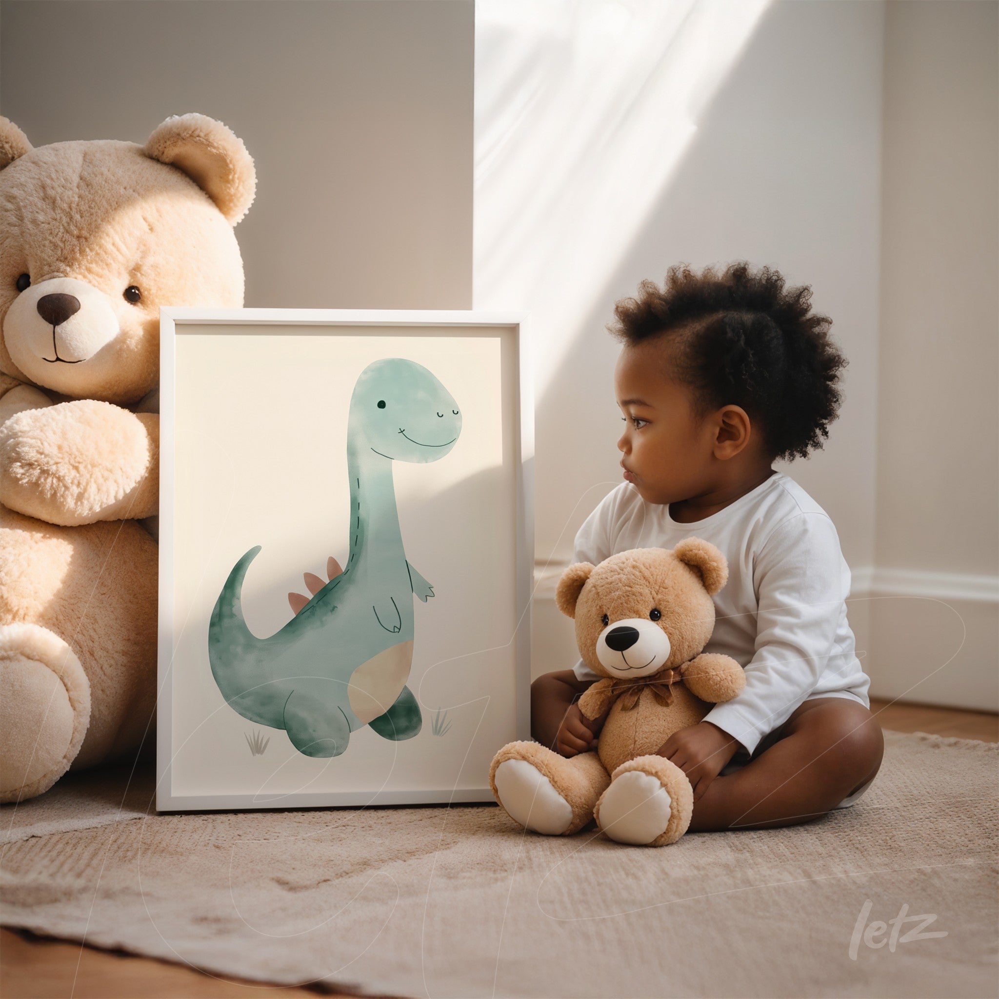 quadro emoldurado com ilustração de dinossauro amigável ao lado de uma criança com ursinho de pelúcia, apoiado em um ambiente iluminado por luz natural