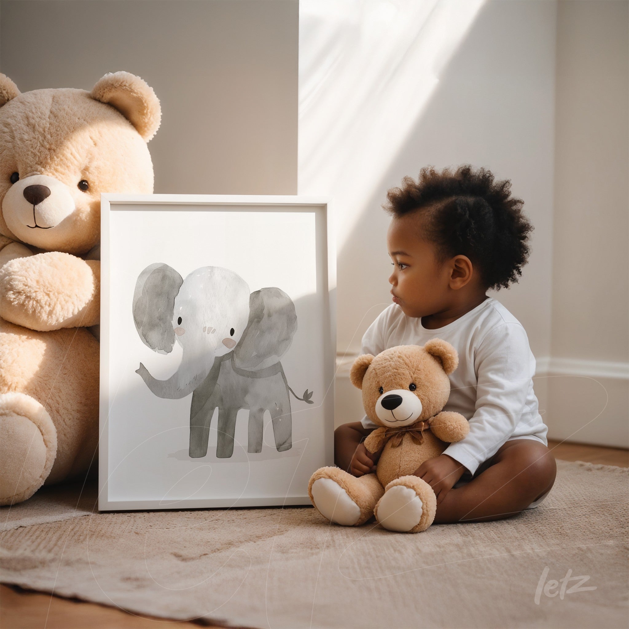 quadro com ilustração de elefante em tons de cinza em moldura branca, destacado ao lado de uma criança segurando um urso de pelúcia