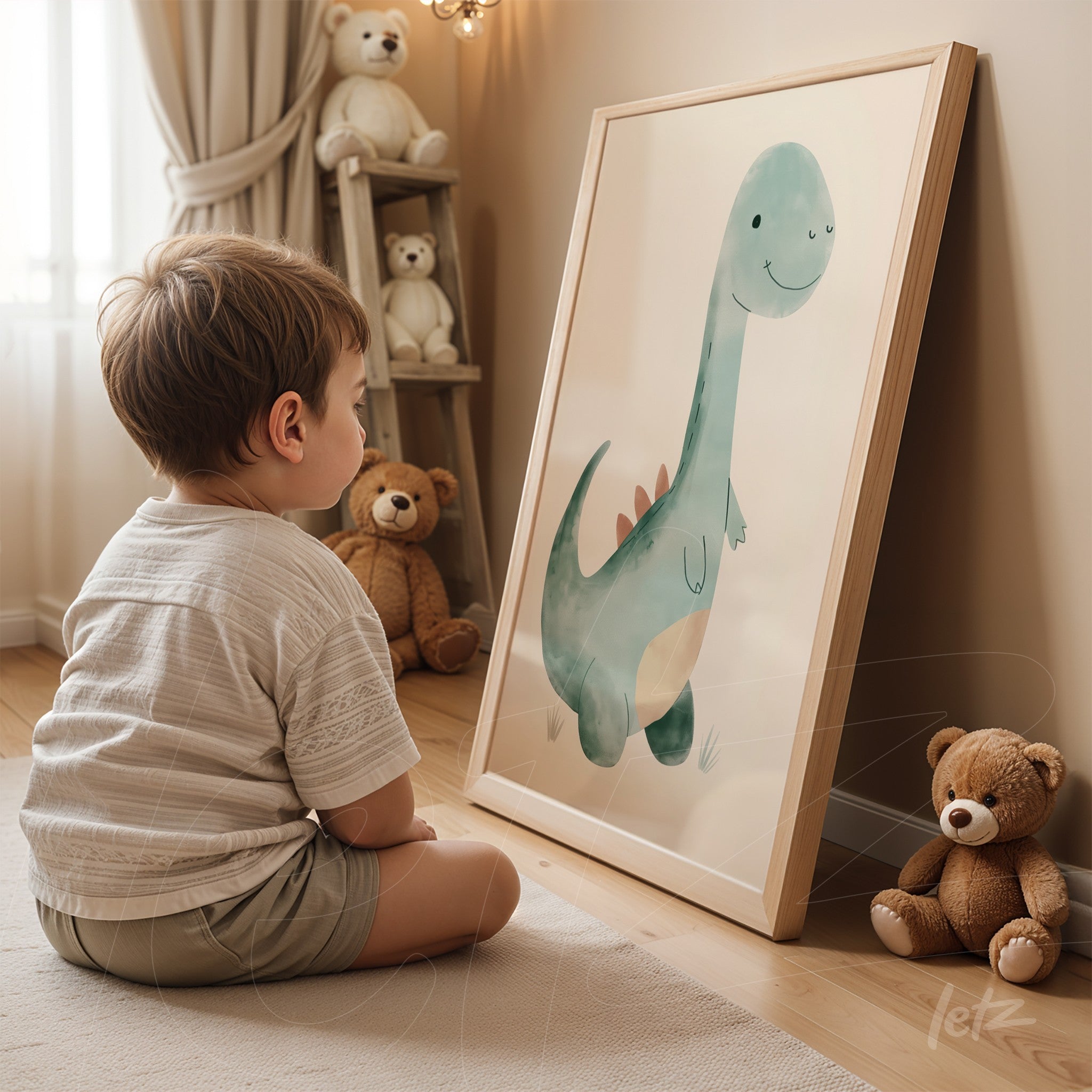 quadro com ilustração infantil de dinossauro em moldura de madeira clara, exposto próximo a brinquedos em quarto