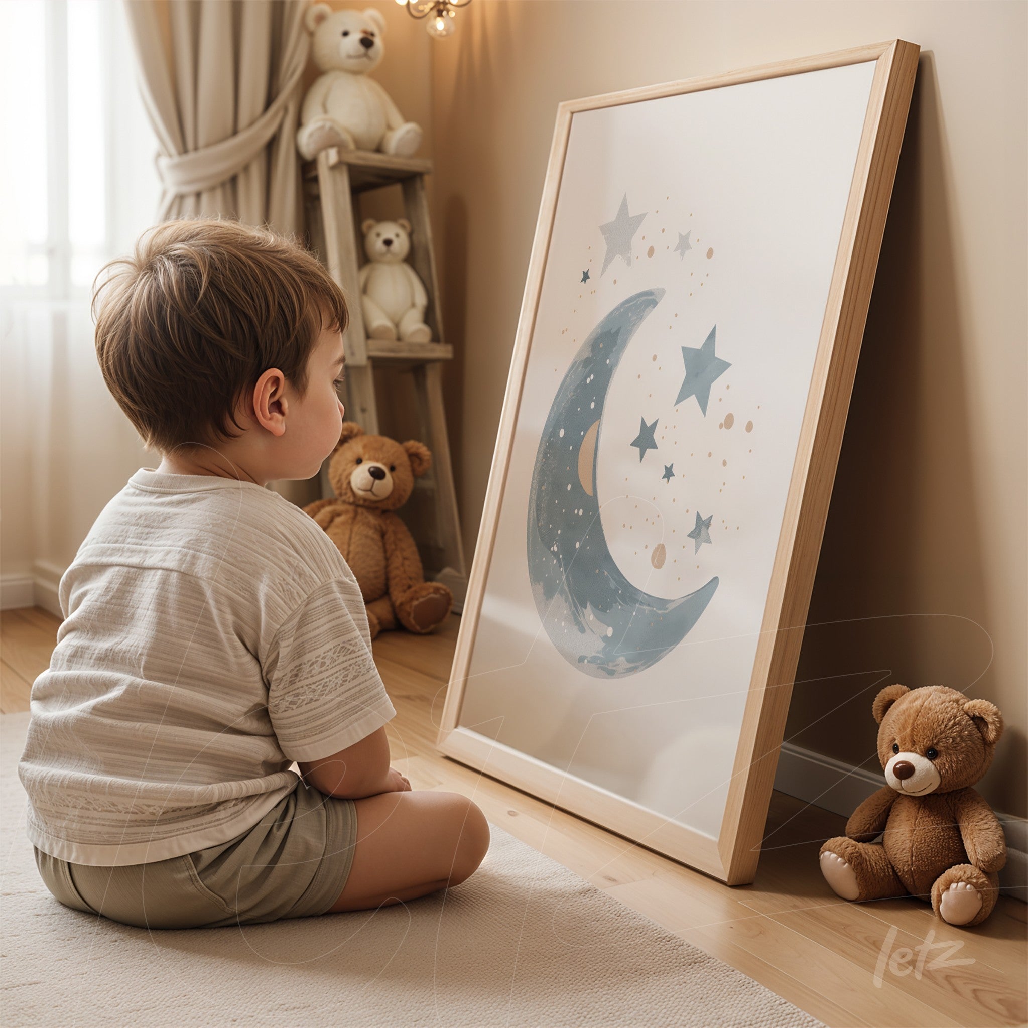 quadro emoldurado com ilustração de lua e estrelas em cores suaves, exposto ao lado de bonecos de pelúcia em um ambiente infantil
