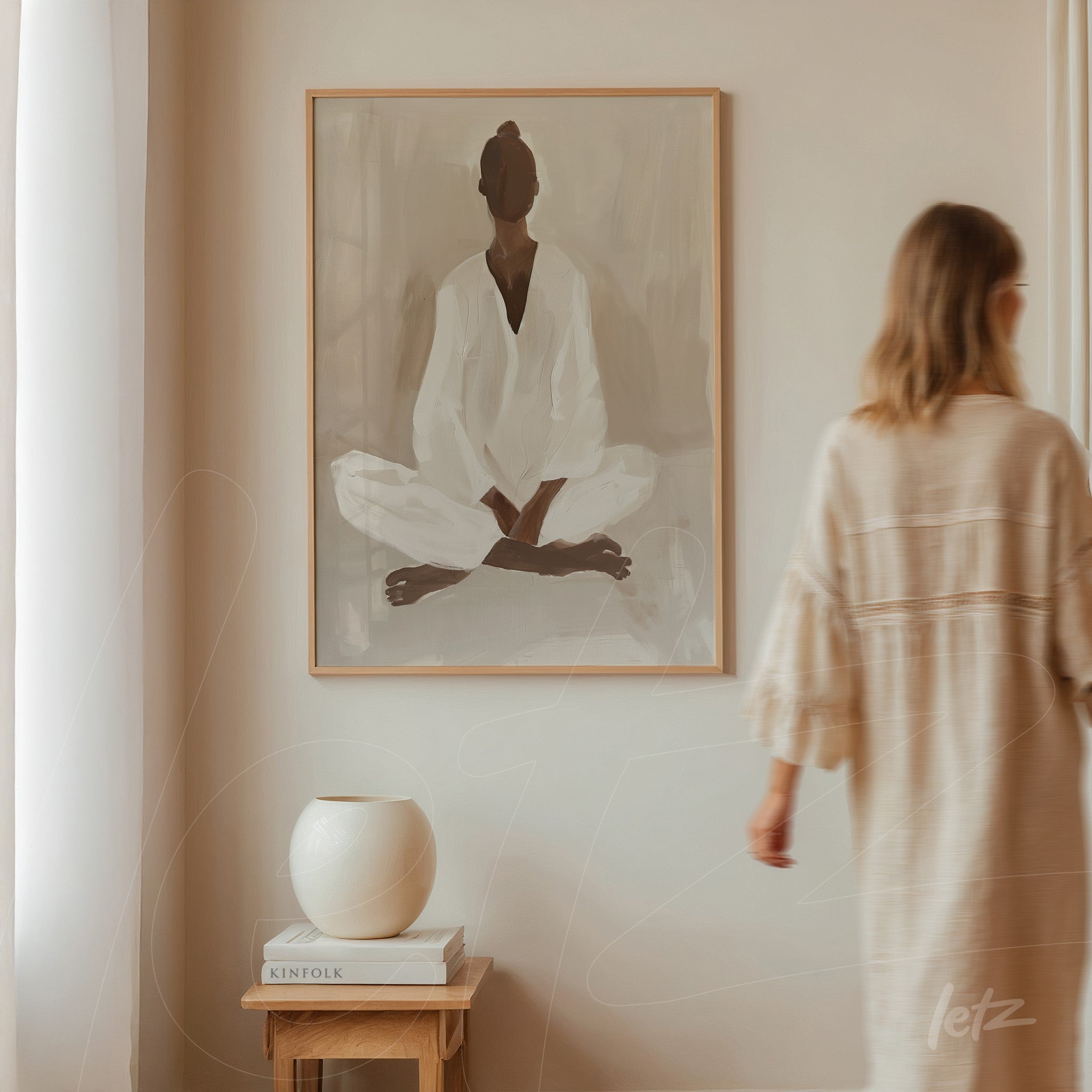 quadro com arte abstrata de figura sentada em meditação, moldura leve em madeira clara, exibido em parede neutra ao lado de vaso e livros sobre mesa de madeira