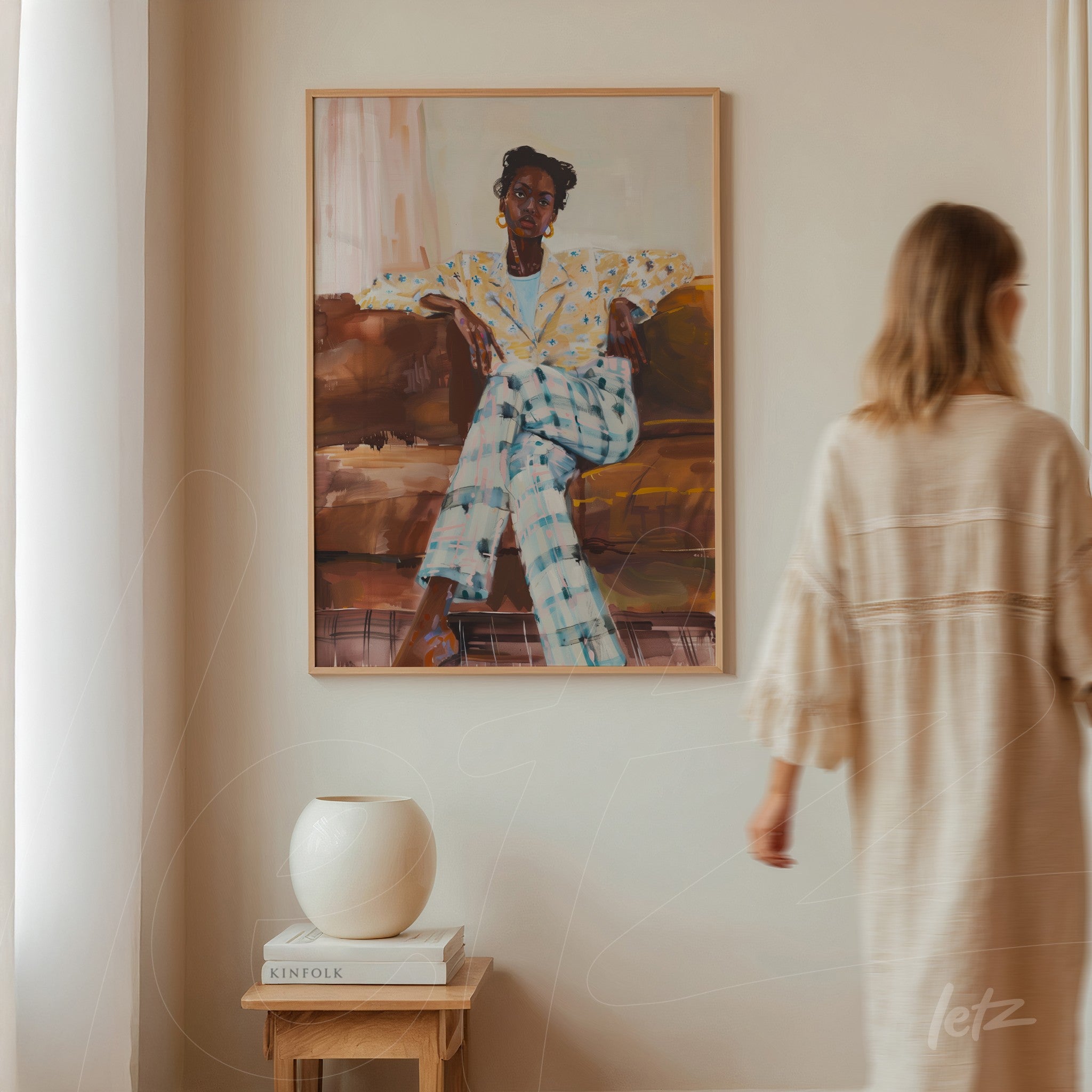 quadro com retrato estilizado de mulher usando terno de bolinhas em moldura de madeira clara, exposto em ambiente neutro ao lado de vaso moderno