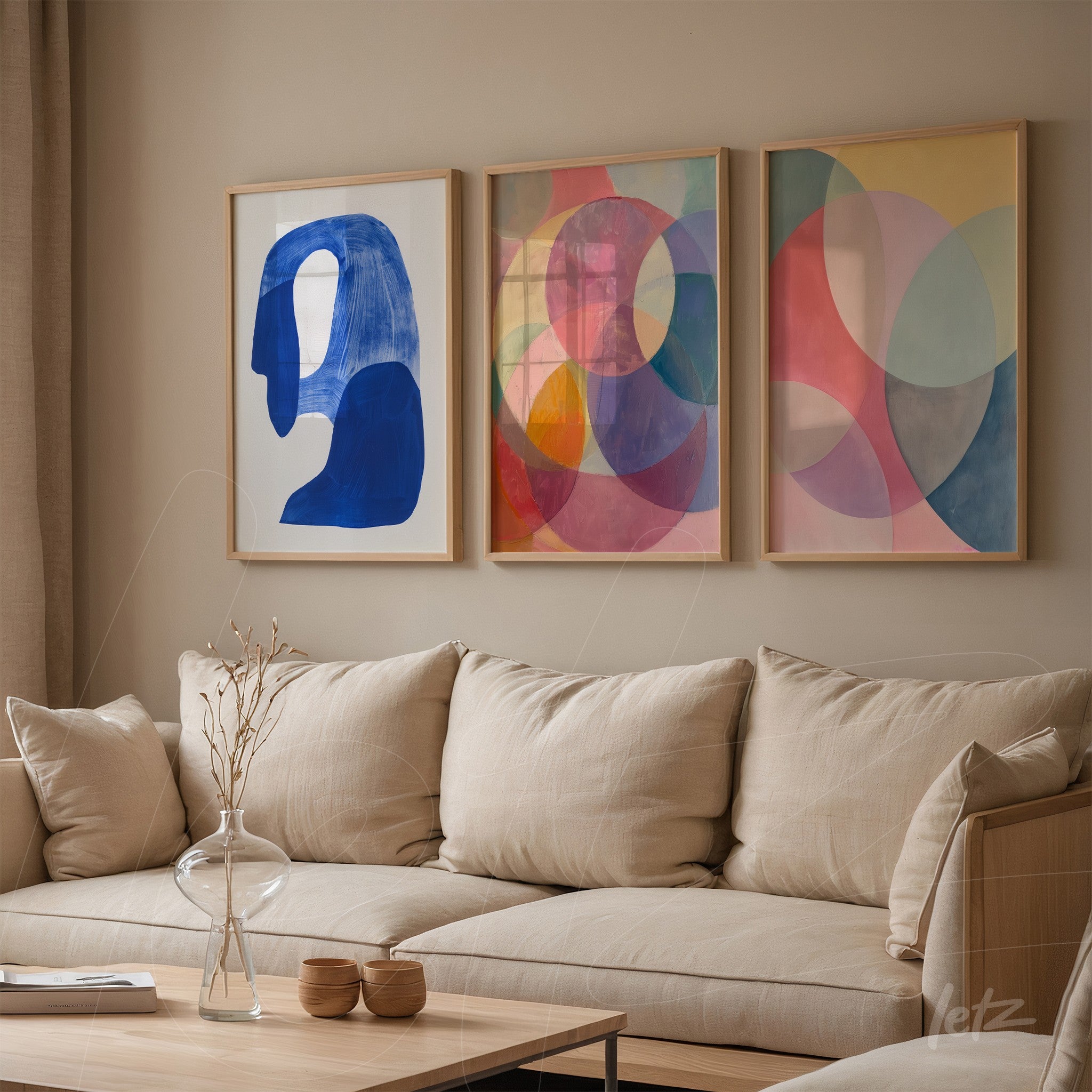 série de quadros com arte abstrata em molduras finas de madeira sobre parede neutra, destacando formas geométricas e cores suaves