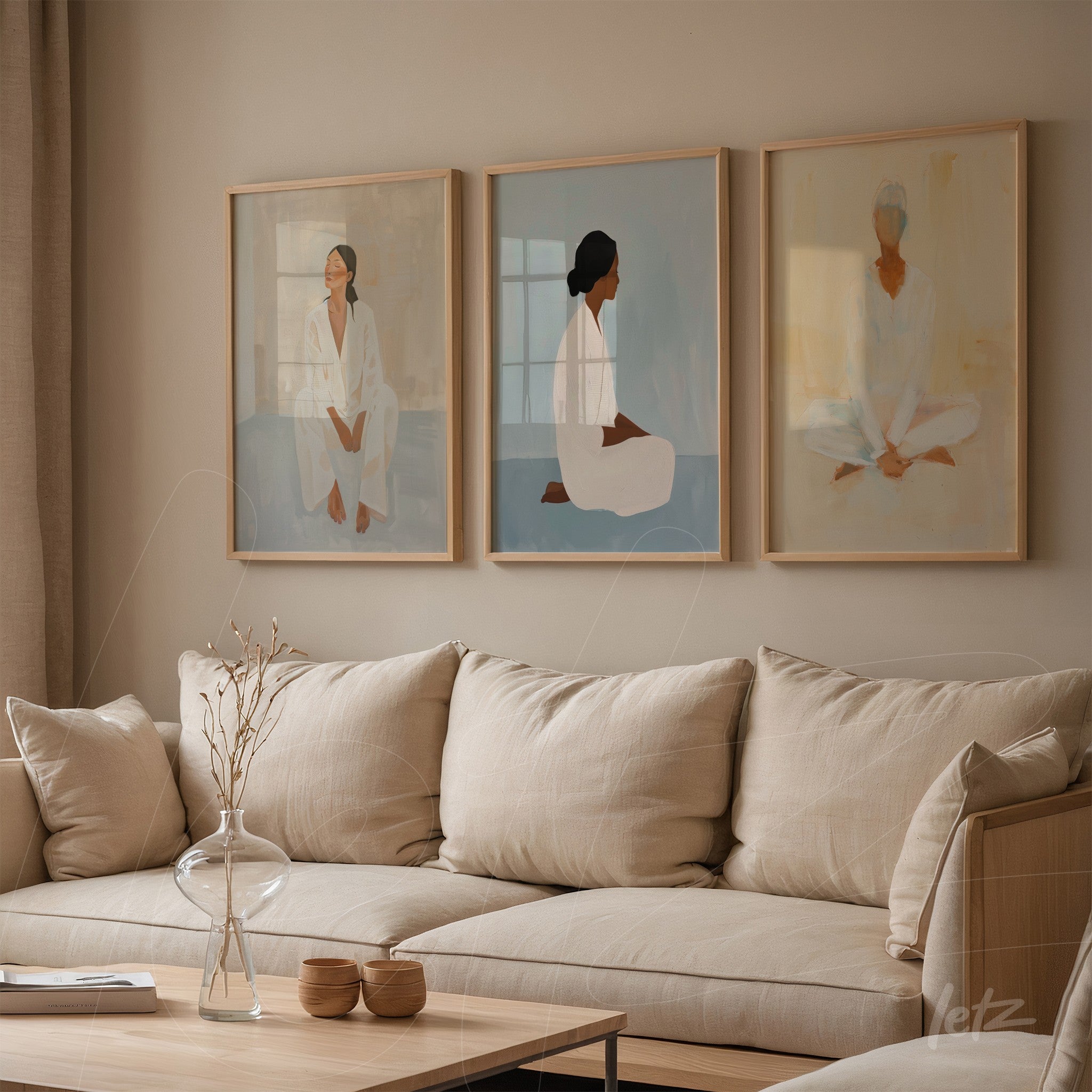 composição de três quadros com mulheres retratadas em estilo minimalista, molduras de madeira clara, expostos em parede neutra ao lado de sofá de linho