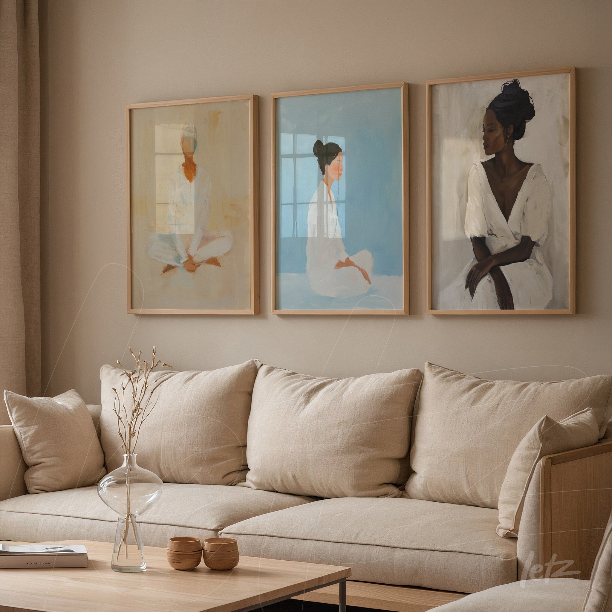 composição de quadros com retratos minimalistas de mulheres em moldura clara, exibidos em parede neutra ao lado de sofá beige