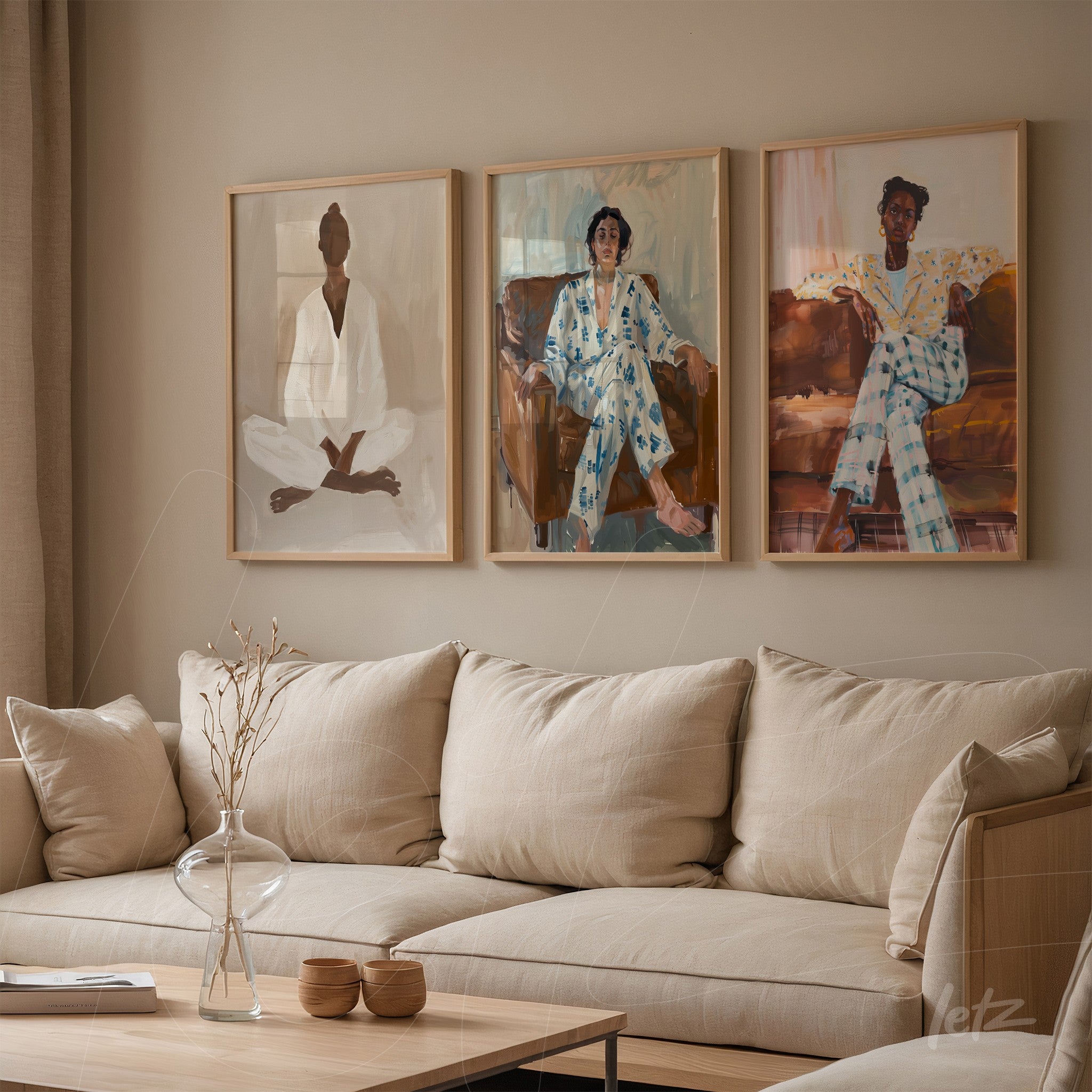 composição com três quadros decorativos em moldura de madeira clara, representando figuras femininas sentadas e relaxadas em diferentes trajes, exibidos sobre uma parede de tom neutro