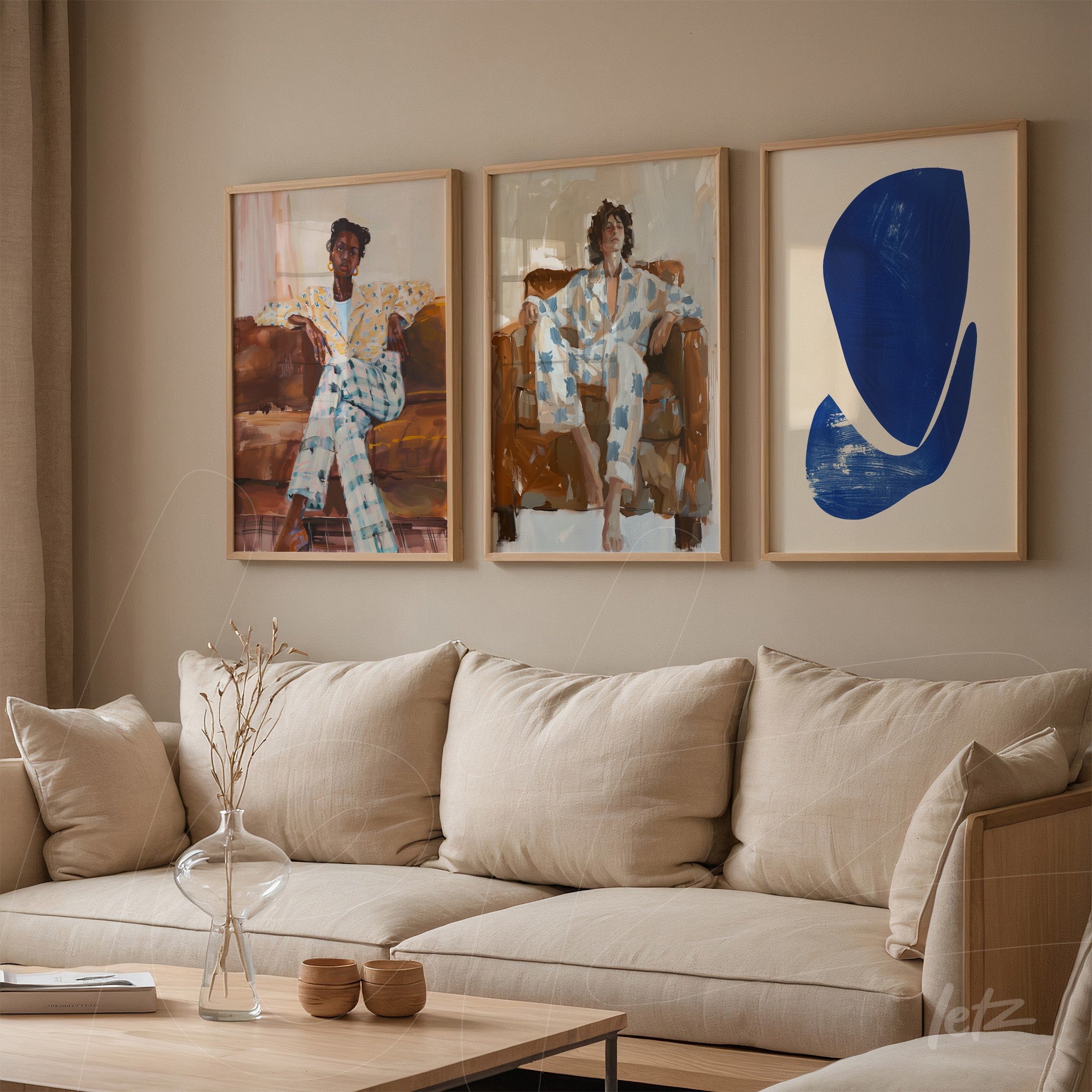 composição de três quadros em moldura clara exibidos em uma parede bege, apresentando figuras femininas estilizadas com roupas azuis e brancas, uma com uma poltrona ao fundo e a outra em pose relaxada