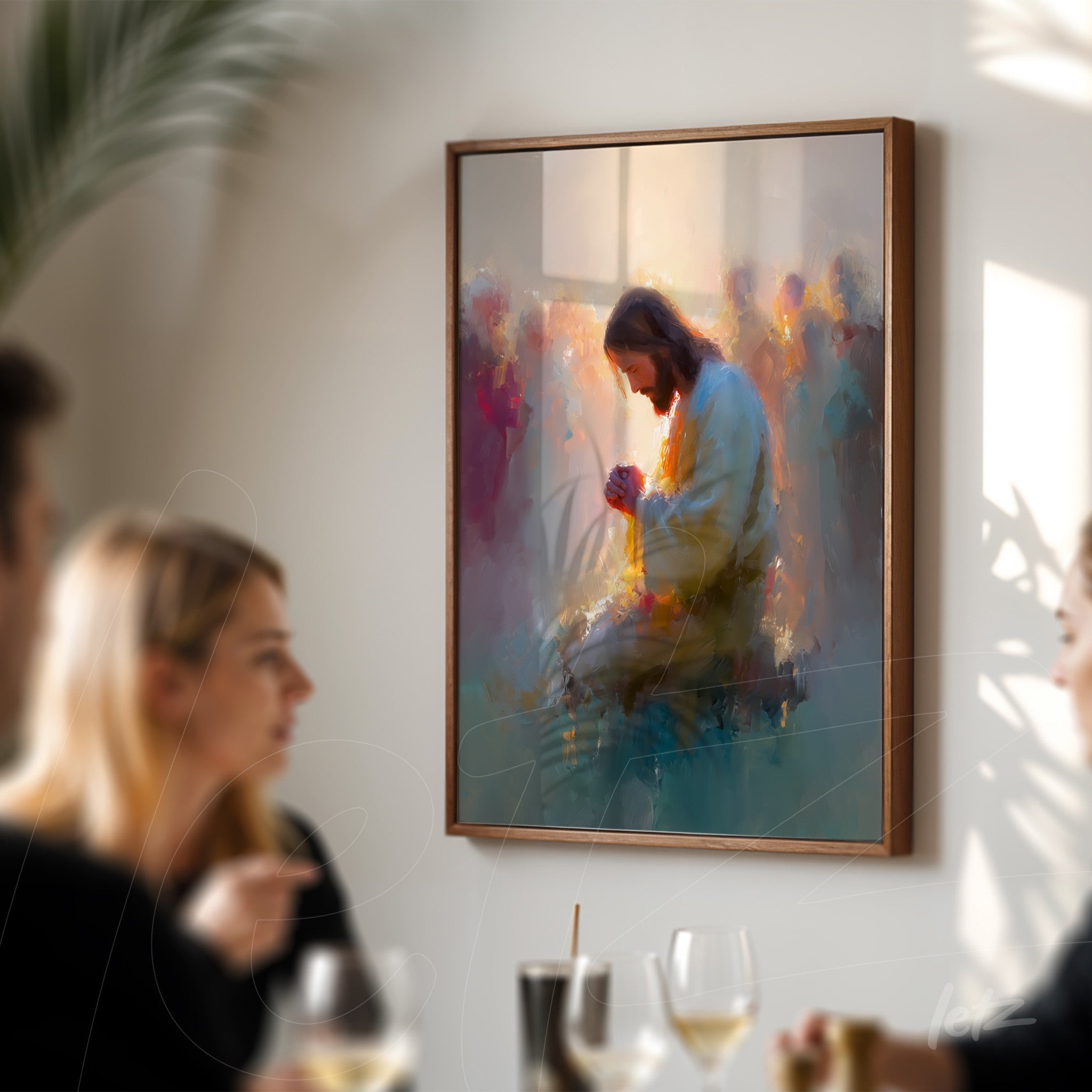 quadro com arte abstrata de figura masculina em momento de reflexão, com moldura de madeira clara e fundo suave