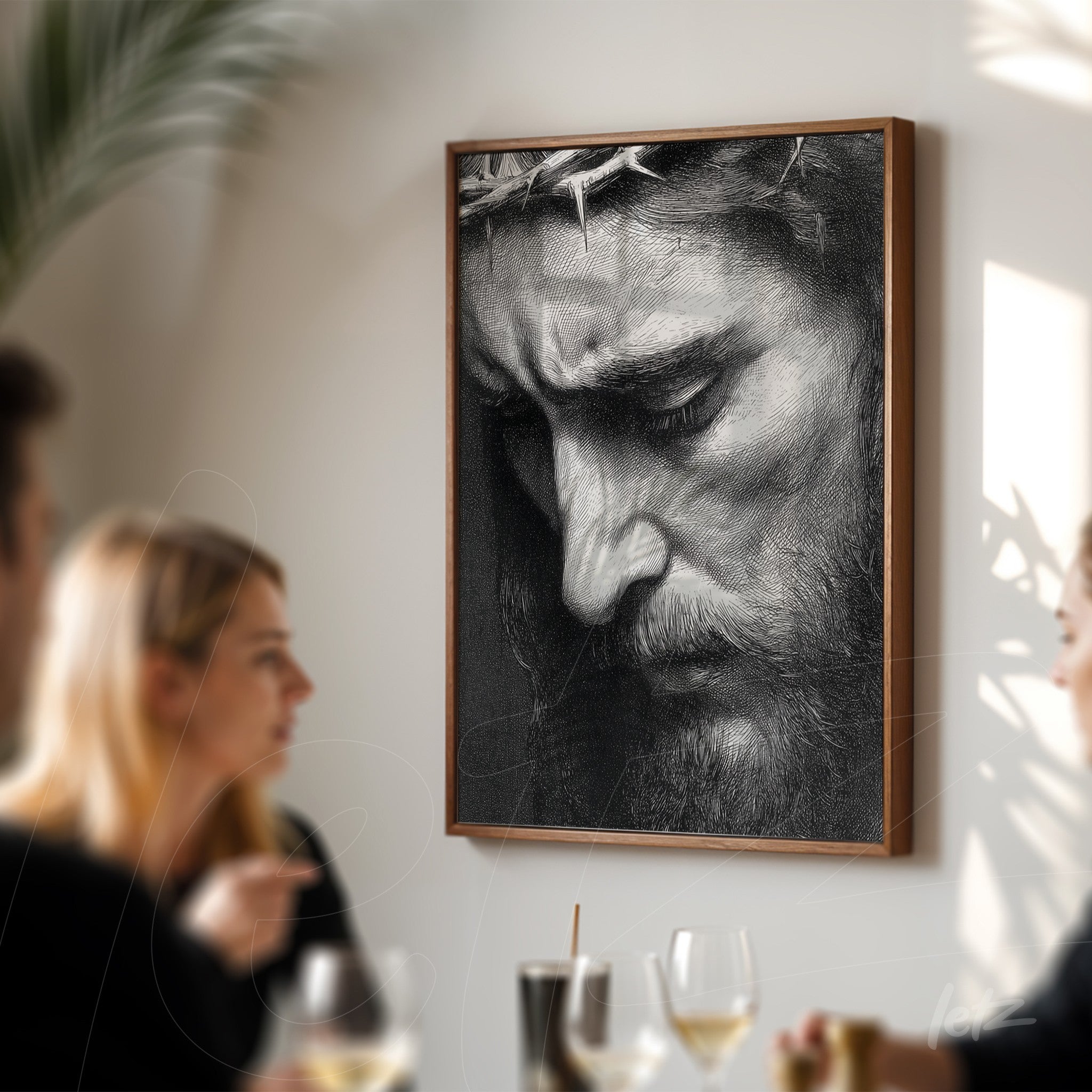 quadro com retrato em preto e branco de um homem com coroa de espinhos em moldura de madeira escura