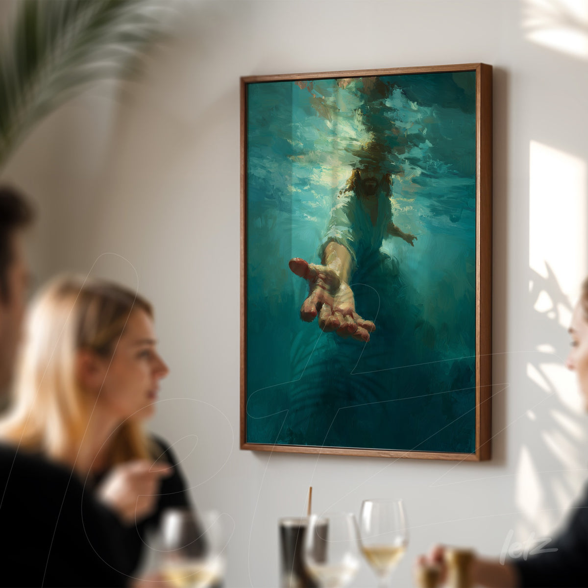 quadro em canvas com arte surrealista retratando uma figura submersa com a mão estendida, emoldurado por uma moldura de madeira clara