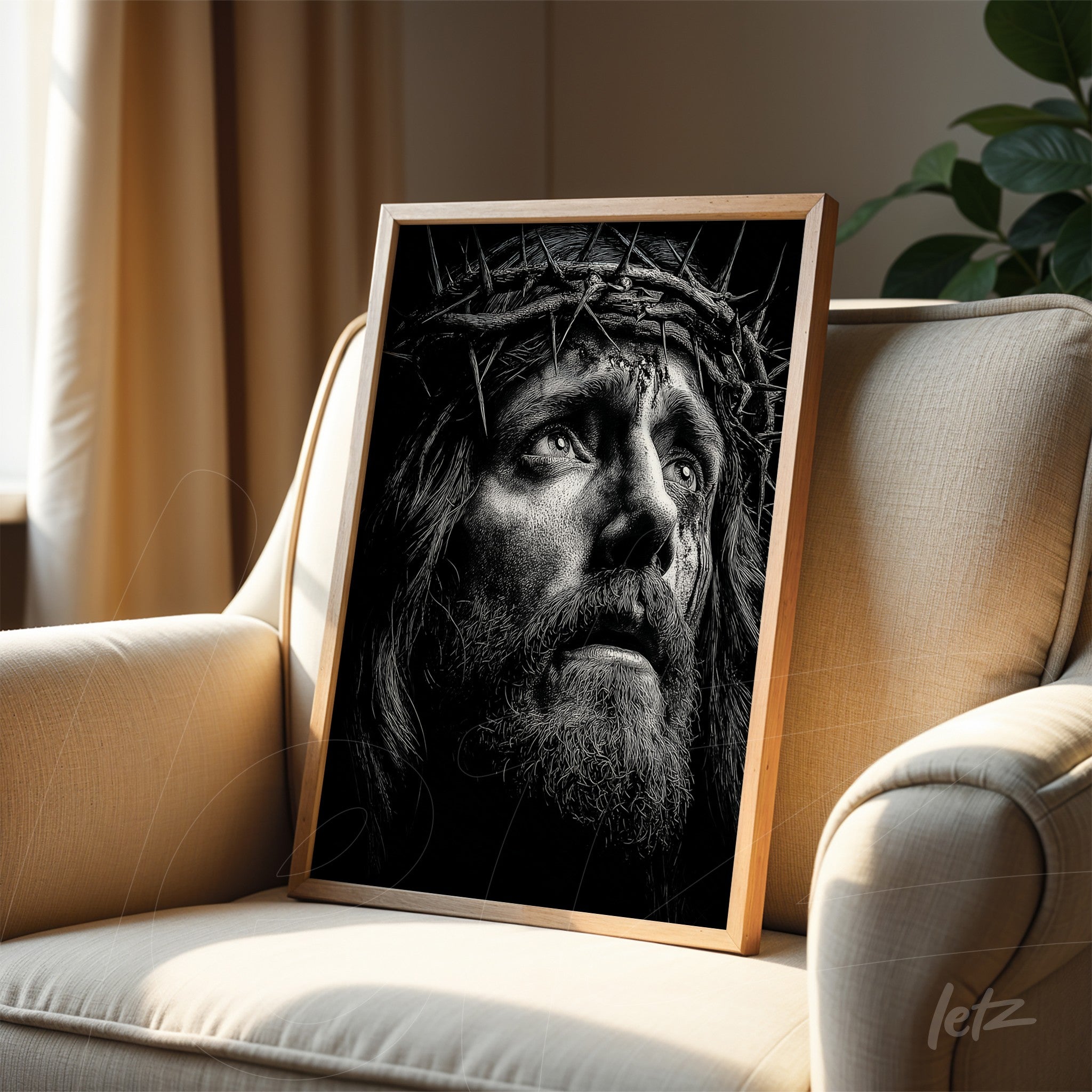 quadro com retrato em preto e branco de Jesus Cristo usando coroa de espinhos em moldura de madeira clara