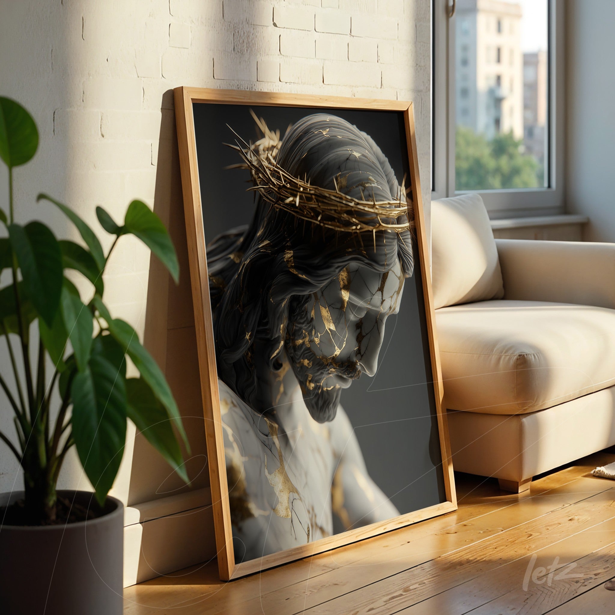 quadro com escultura de Cristo em moldura de madeira clara, fundo neutro e arranjo de luz suave