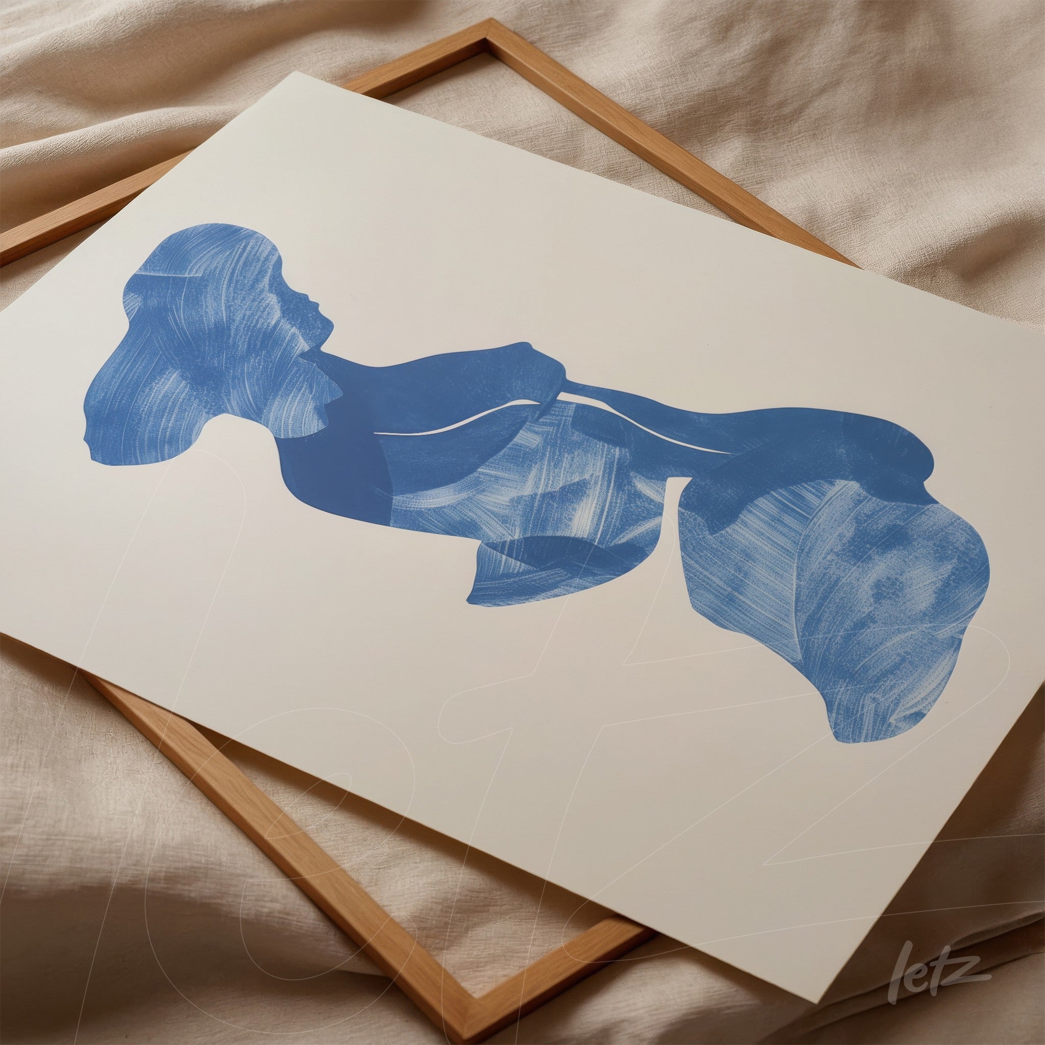 quadro com arte abstrata em azul com formas fluidas sobre fundo claro, apoiado em moldura de madeira clara