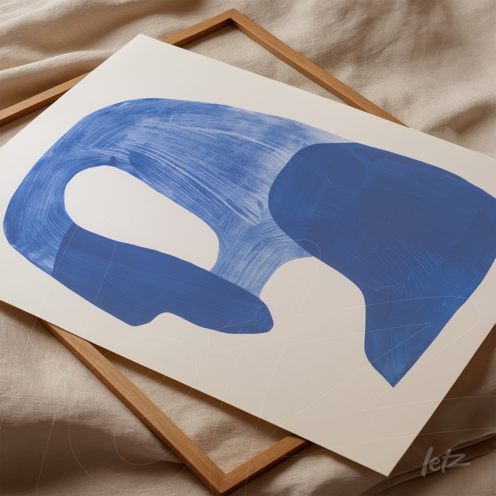 quadro com arte abstrata em cores azul profundo sobre fundo branco em moldura de madeira clara