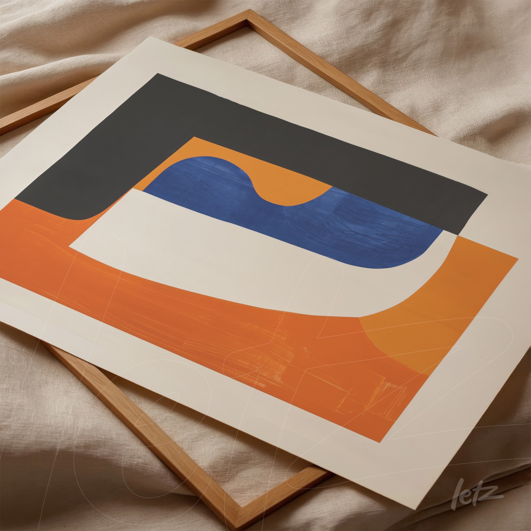 quadro com arte abstrata em cores vivas, incluindo laranja, azul e preto, emoldurado por uma moldura de madeira clara