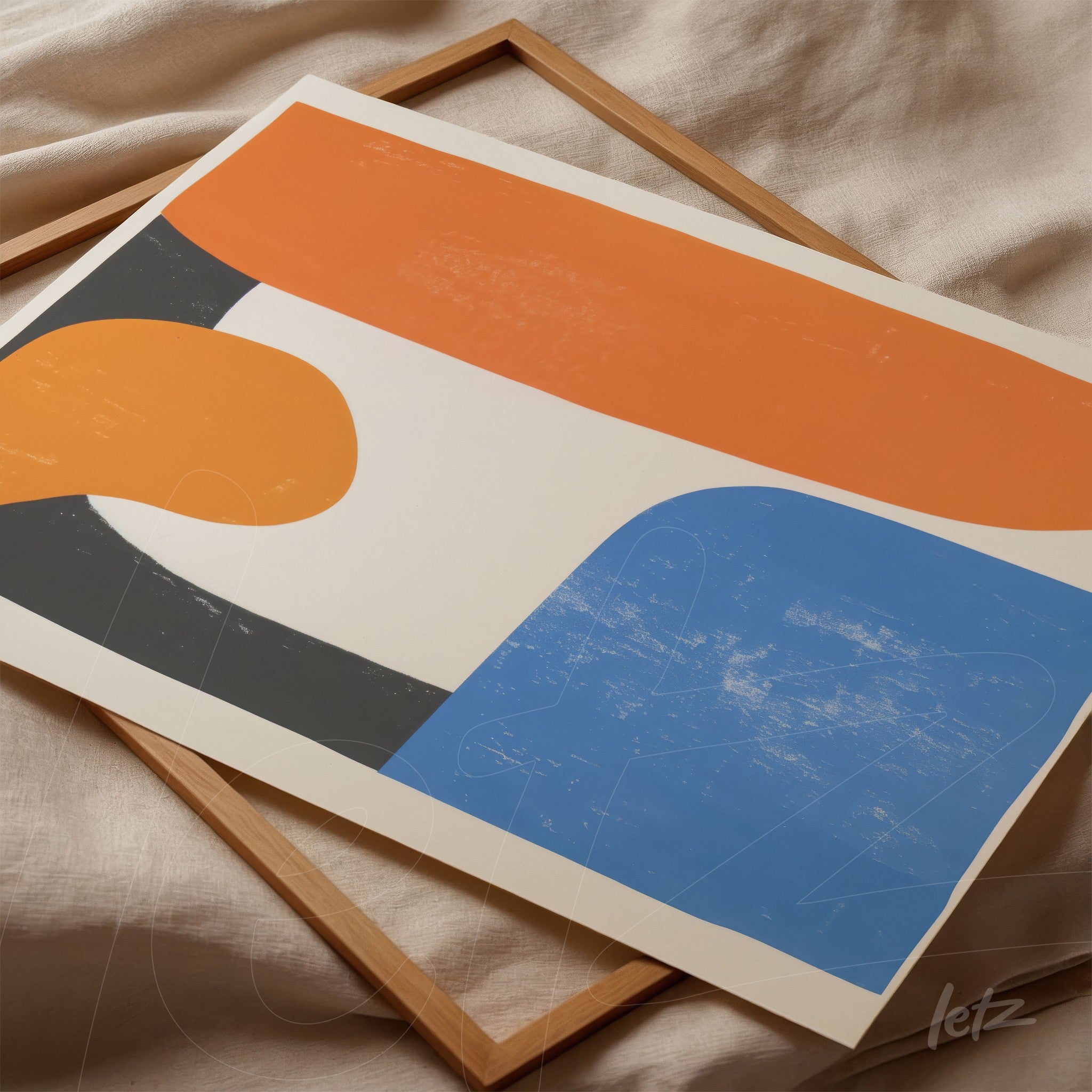 quadro com arte abstrata em cores vibrantes, apresentando formas geométricas em laranja, azul e cinza, apoiado sobre uma moldura de madeira clara