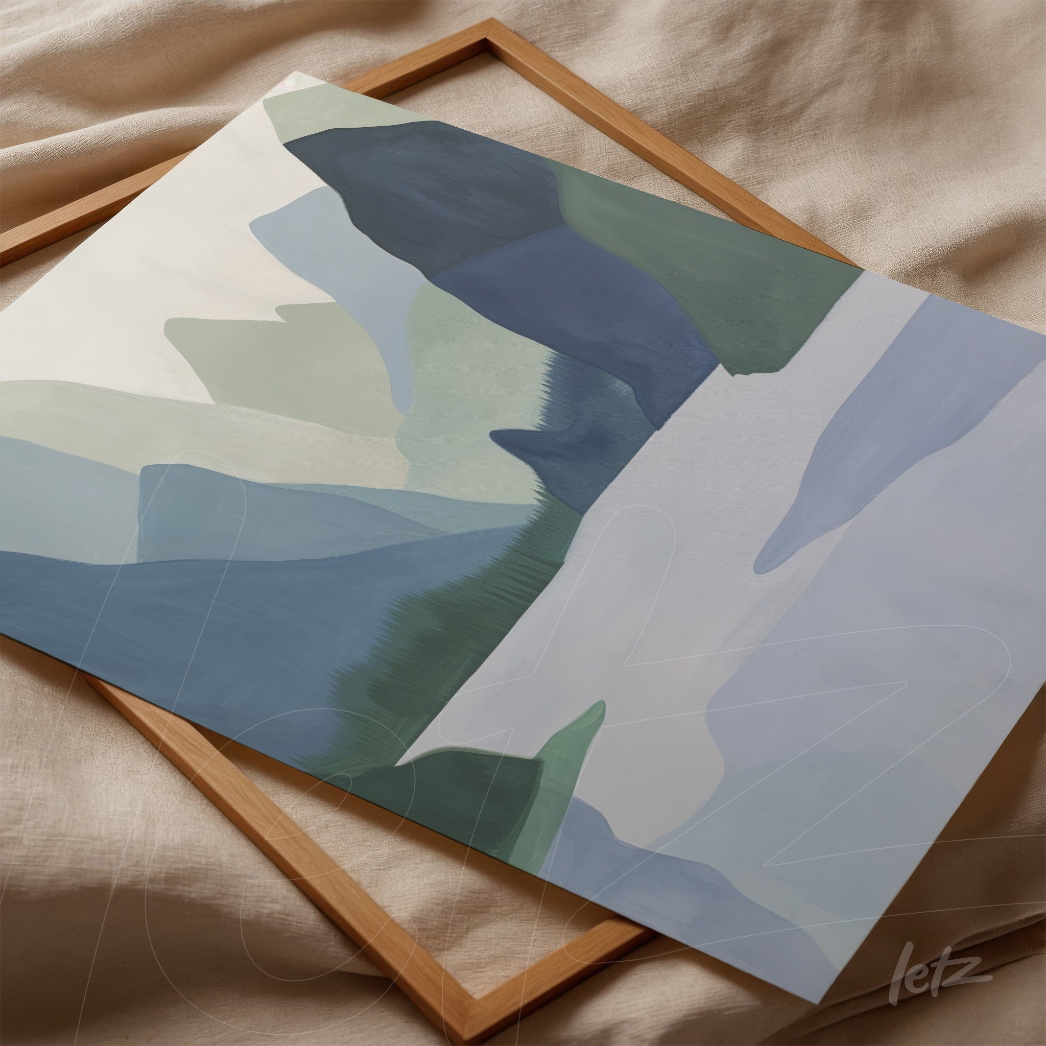 quadro com arte abstrata em tons de azul e verde, apoiado em moldura de madeira clara sobre fundo tecido